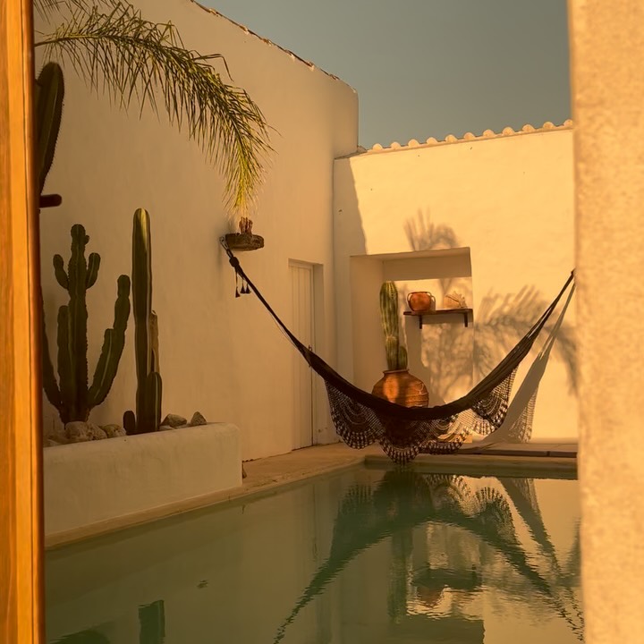 Summering while preparing cool things 😎
#casatudobem #tudobem #soonagardenparty #projectscoming #guesthouse #portugal #obidos #baleal