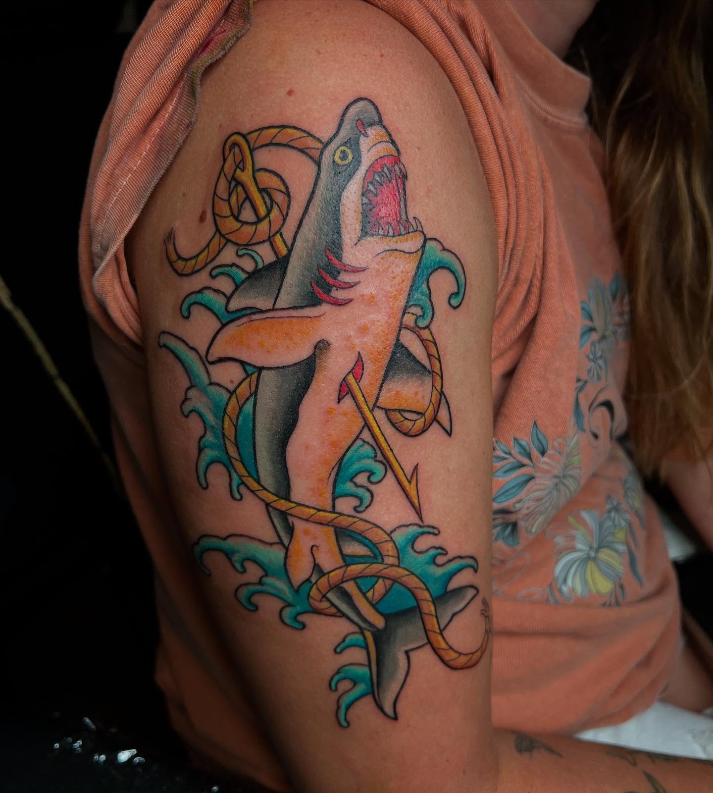 Beautiful shark by Blaze!
#cantontattoos #ohiotattooers #ohiotattoo #ohiotattooshops #tattooers #sharktattoos #tradtattoo #theinkeeperstattooparlor #inkeepers #inkeeperstattoo @theinkeeperstattooparlor @drblazo138
Artist: @drblazo138