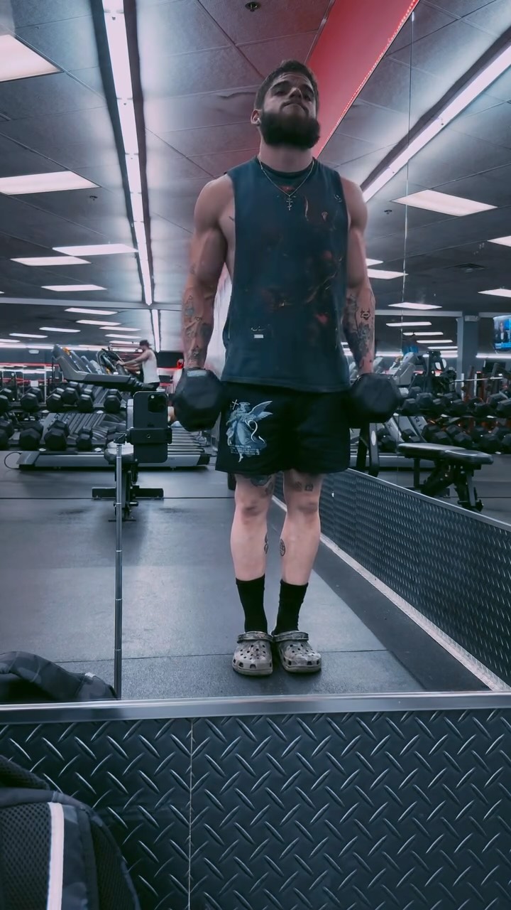 Back to work 💪 Still dialing in my back development before stepping on stage, but the arms are coming in freaky. Brick by brick. #BackDay #PhysiqueGoals #Progress #DisciplineOverMotivation #ClassicPhysiquePrep #builtfromsuffering #dadbodnomore