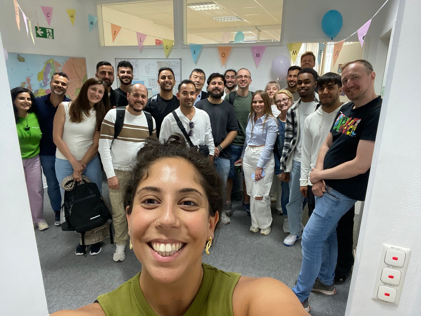 Gestern startete unser Sprachcafé mit viel Energie! 🌟 Besonders gefreut haben wir uns über den Besuch ehemaliger B2-Teilnehmer von Avicenna, die als Unterstützer:innen dabei waren 💬❤️ Auch viele aktuelle Teilnehmende waren dabei. ✨
Nächsten Mittwoch geht’s weiter – wir freuen uns auf euch! 😊
•
•
•
#sprachcafé #avicenna