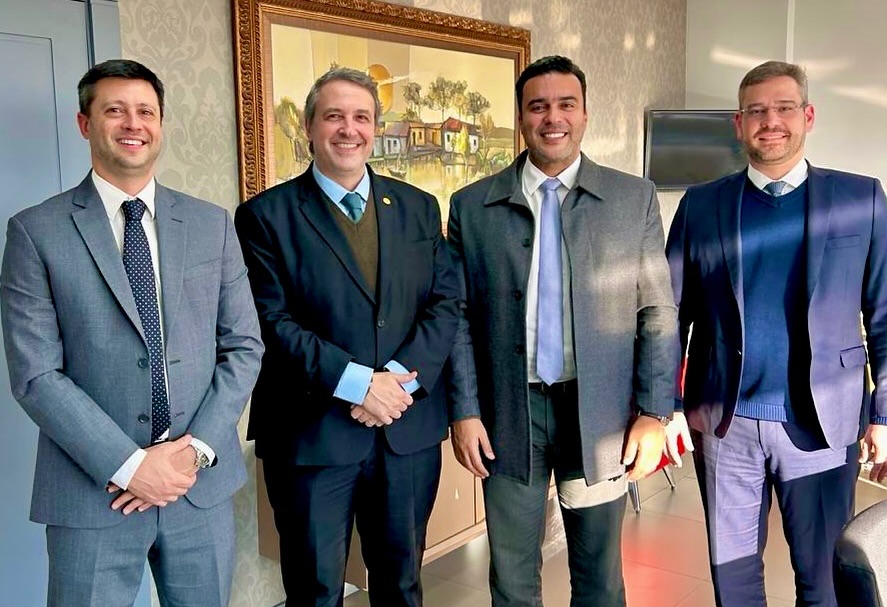 🤝 Nesta quarta-feira (09), a ANJUD realizou visita institucional à sede da AMAPAR, em Curitiba, como parte de sua agenda de valorização dos servidores auxiliares da justiça de nível superior.
Estiveram presentes os juízes Dr. Marcel Ferreira dos Santos (presidente da AMAPAR) e Dr. Geraldo Dutra de Andrade Neto (ex-presidente), além do presidente da ANJUD, José Renato Guarnieri Catarin, e do diretor Vitor Soffredi de Campos Veiga.
Na ocasião, a ANJUD apresentou a pauta de reivindicações da categoria, que inclui os eixos prioritários de valorização remuneratória, valorização funcional, concurso público e movimentação na carreira.
Seguimos fortalecendo o diálogo institucional e construindo pontes em defesa de um Judiciário mais moderno, eficiente e valorizado. ⚖️
#ANJUD #Valorização #Magistratura #ServidoresDoTJPR #Justiça #AMAPAR #CarreiraJudiciária #DiálogoInstitucional #AnalistasJudiciários #PsicólogosJudiciários #AssistentesSociaisJudiciários