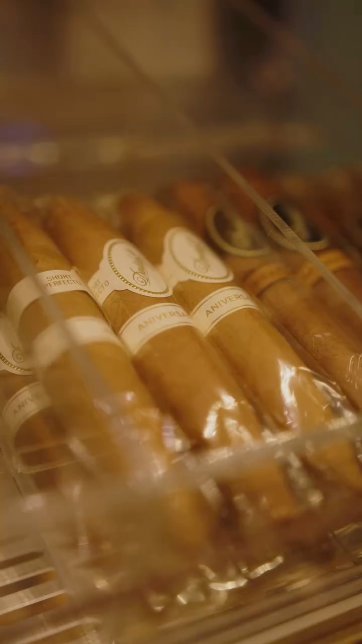 Wusstest du, dass wir im NewYorkCafe eine eigene Smokers Lounge haben? 🚬🍷
Perfekt für alle Geniesser: Lehn dich zurück, gönn dir eine Zigarre und lass den Abend entspannt ausklingen. 🔥
⚠️ Zutritt nur für Gäste ab 18 Jahren!
#SmokersLounge #NewYorkCafe #CigarLounge #18Plus #ReinachEats #AfterDinnerVibes