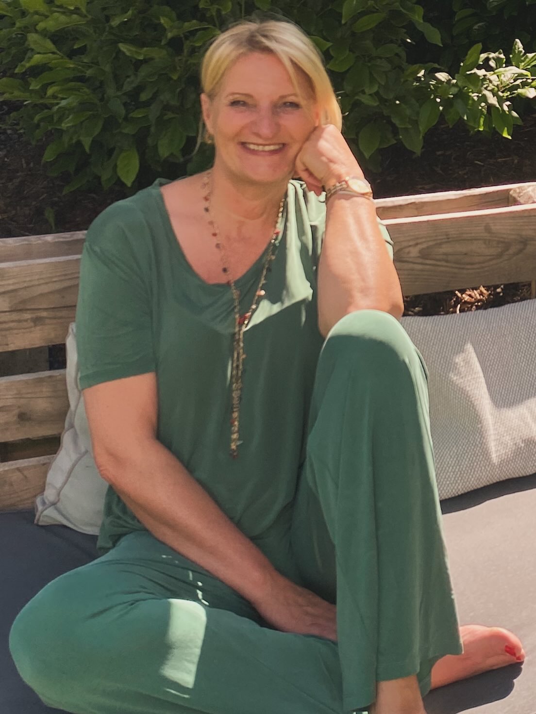 ESOTERIKKRAM WAR GESTERN !!
Viele Menschen denken bei Spiritualität immer noch an abgehobenen Esoterikkram mit Räucherstäbchen und Kristallen, an Batik gekleidete Hippies oder daran „positiv denken zu müssen“
Ganz ehrlich ?! … das ist ALTES DENKEN
WAHRE Spiritualität HEUTE heißt nicht „abheben“ - sondern ANKOMMEN.
In Deinem Körper.
In Deinem Herzen.
In diesem Moment.
Spiritualität ist Teil des Lebens und nicht der Rückzug daraus. Das neue BEWUSSTSEIN schafft Verbindung, nicht Trennung. Sie ist nicht „weg von der Realität“, sondern tief in DIR.
Wir dürfen EHRLICH hinschauen, FÜHLEN, was ist. VERBINDUNG spüren - mit uns selbst, unserem Körper und unserer inneren WAHRHEIT.
Es geht nicht darum etwas wegzumachen - sondern zu fühlen, was da ist - mit Mitgefühl.
Bei meiner Heilarbeit zeige ich Dir Dein Energiesystem, wo etwas in Deinem Leben aus dem Gleichgewicht ist und Du darfst es bewusst wieder in den Einklang bringen. Mit liebevollen Impulsen zeige ich Dir die Brücke zwischen Körper und Energie.
Energieheilung ist HEUTE auch nicht mehr fremd. Jeder Mensch spürt Energie.
In Räumen, bei Begegnungen…unser Energiesystem nimmt ständig Informationen auf - auch jenseits des Verstandes. Stress, Emotionen, Überforderung können sich festsetzen und dann gerät dieses feine Gleichgewicht aus der Ordnung. Energieheilung hilft Blockiertes wieder ins Fließen zu bringen.
Sanft, still, ohne Druck.
Fühle Dich frei und ausgeglichen
Sandra ❤️
#bewusstsein#energieheilung#keinhokuspokus#fühlen#herzebene#spiritualitat#neuesdenken