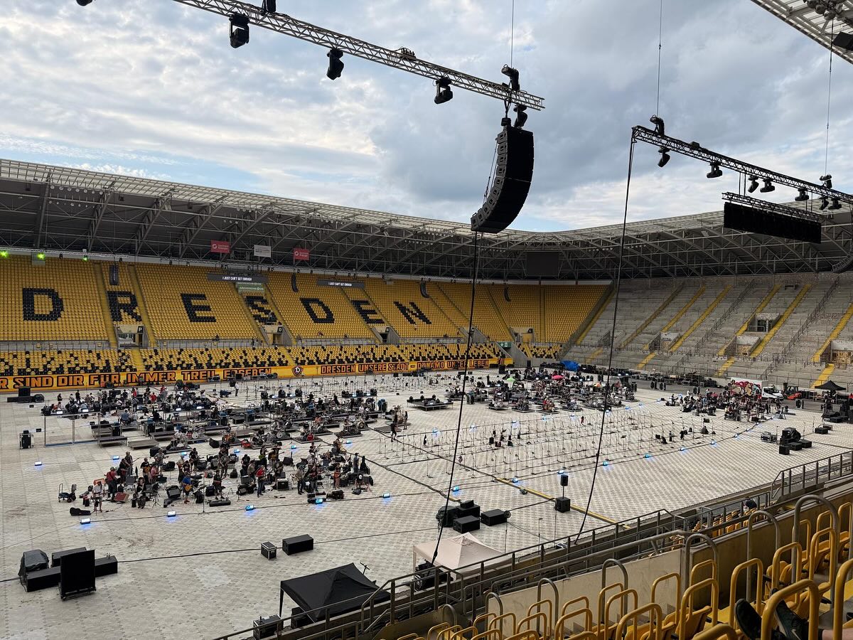 Aufbau-Tag von TheGrandJam in Dresden mit @colito.productions
-
-
Interesse geweckt ❓
Kontaktieren sie uns um ihr Event zu
perfektionieren.
-
🌐www.tsp-gera.de
📧info@tsp-gera.de
-
-
@esmedia.service @thegrandjam1000
#veranstaltungen #veranstaltungstechnik #event #konzert #thegrandjam #veranstaltungstechniker