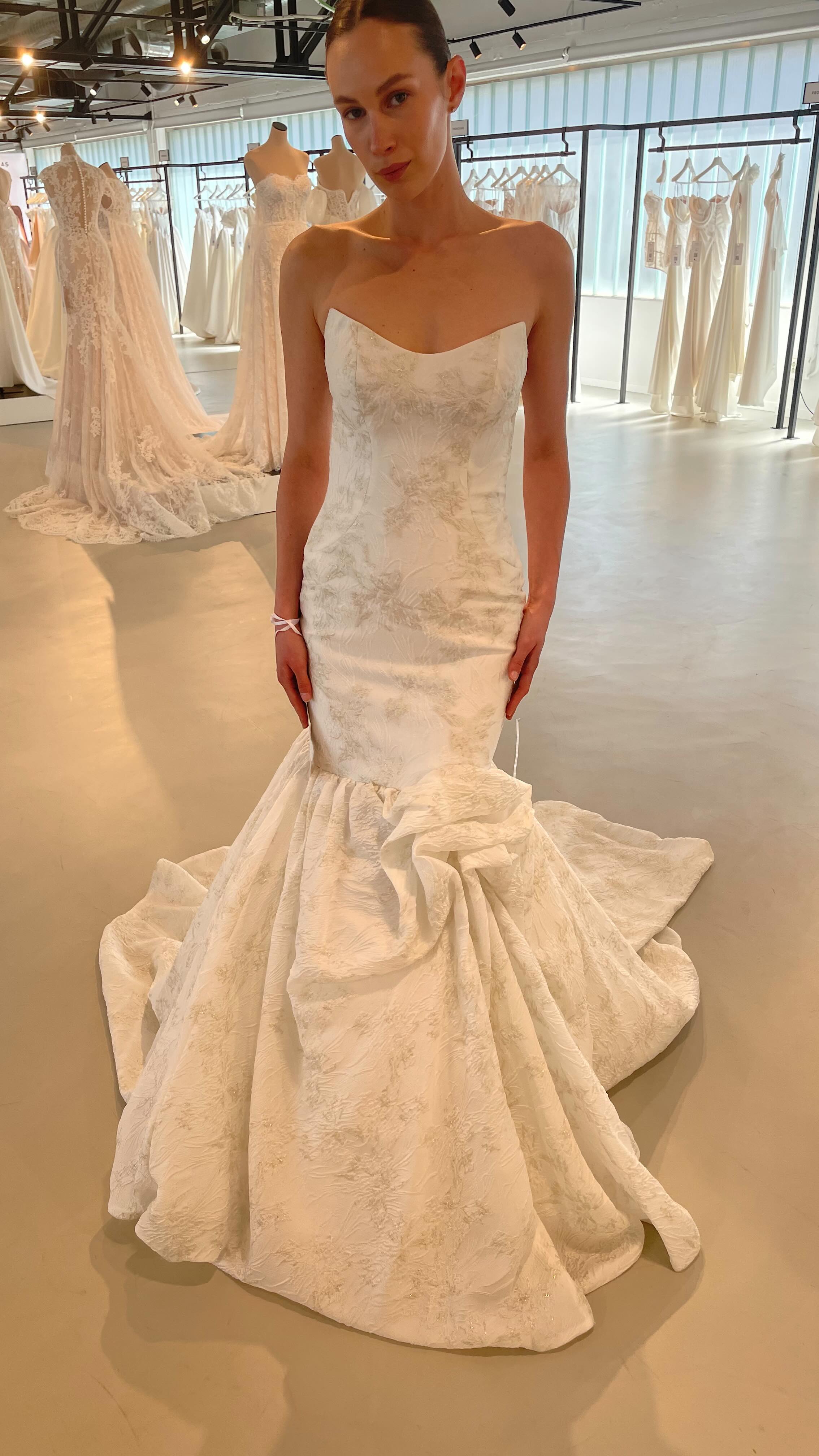 Just had notification that @pronovias Privee Beegold is on her way from Barcelona 🙌🙌🙌
Book your appointments for the end of July to be the first to try on this stunning dress!
This dress also comes in all ivory but the gold flecks look incredible in real life and are so subtle.
Perfect for a bride looking for something a little bit special.
•
•
•
•
•
#pronovias #pronoviasprivee #pronoviaspriveebeegold #pronoviasbeegold #weddingdress #weddingdressshop #weddingdressshopping #bridal #bridalboutique #bride #bridetobe #weddinginspi