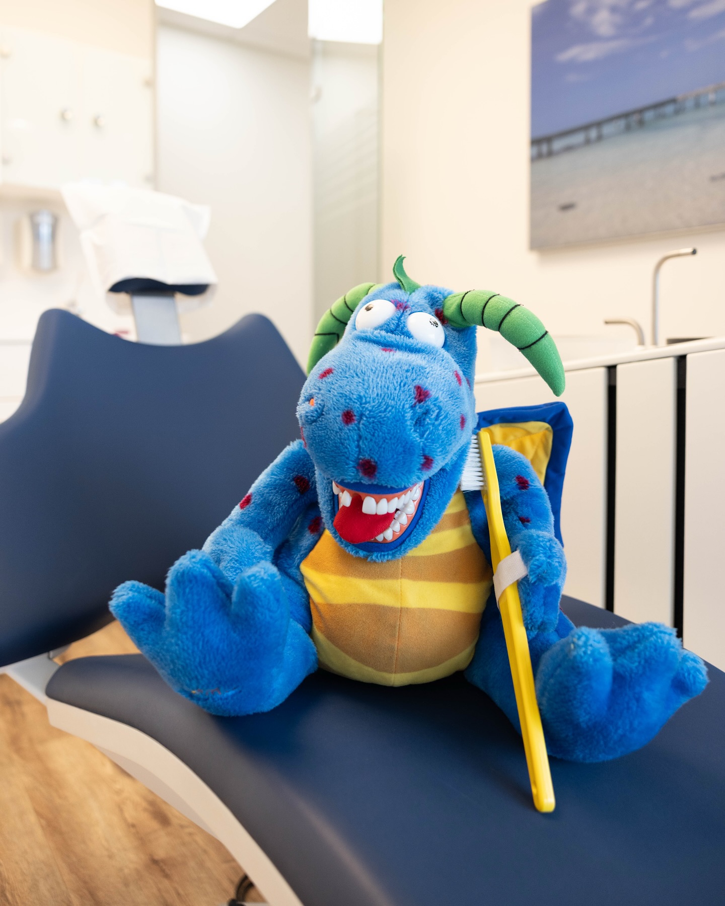 Officieel wordt vanaf 2 jaar geadviseerd om met je kind naar de tandarts te gaan. Bij ons mag je je kleintje al eerder meenemen tijdens je eigen halfjaarlijkse controle. Zo kunnen ze alvast wennen aan een bezoekje bij ons in de praktijk.
Vanaf 2 jaar wordt het geadviseerd om echt halfjaarlijks naar de tandarts te gaan. Dit mag gewoon bij papa of mama op schoot in onze stoel.
Heb jij draak Doek al gespot in de wachtruimte?
Wil je dat jouw kind ook een gezonde glimlach krijgt? Maak een afspraak via de link in bio of bel ons vandaag nog!
#tandartsdenhaag #tandartsscheveningen #mondzorgdenhaag #scheveningen #denhaag #tandartspraktijkdenhaag #tandheelkunde #cosmetischetandarts #invisalign #tandenbleken #facings #witteglimlach #tandartsangst #mooietanden #gezondemond #smile #kindertandarts