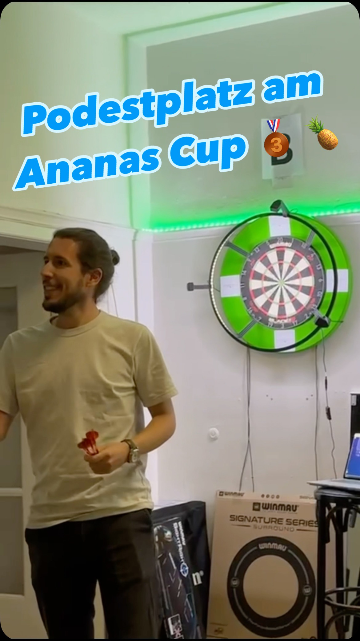 Podestplatz am Ananas Cup! 🍍🥉
Jeden Mittwoch veranstalten die Jungs vom @dartshopzurich den Ananas Cup in ihrem Laden. Unsere erste Teilnahme wurde direkt zum Erfolg. Als Vertreter des Züri City DC holte sich Livio den dritten Platz vor allem dank plötzlich auftauchenden High Finishes im kleinen Final 😉
Danke an den Dartshop für die Organisation, wir werden auf jeden Fall wieder einmal antreten im Kampf um die Ananas 🍍
#zuericitydc #dartszurich #dartscommunity #dartsclub #steeldarts #zürich #dartshopzurich #ananascup