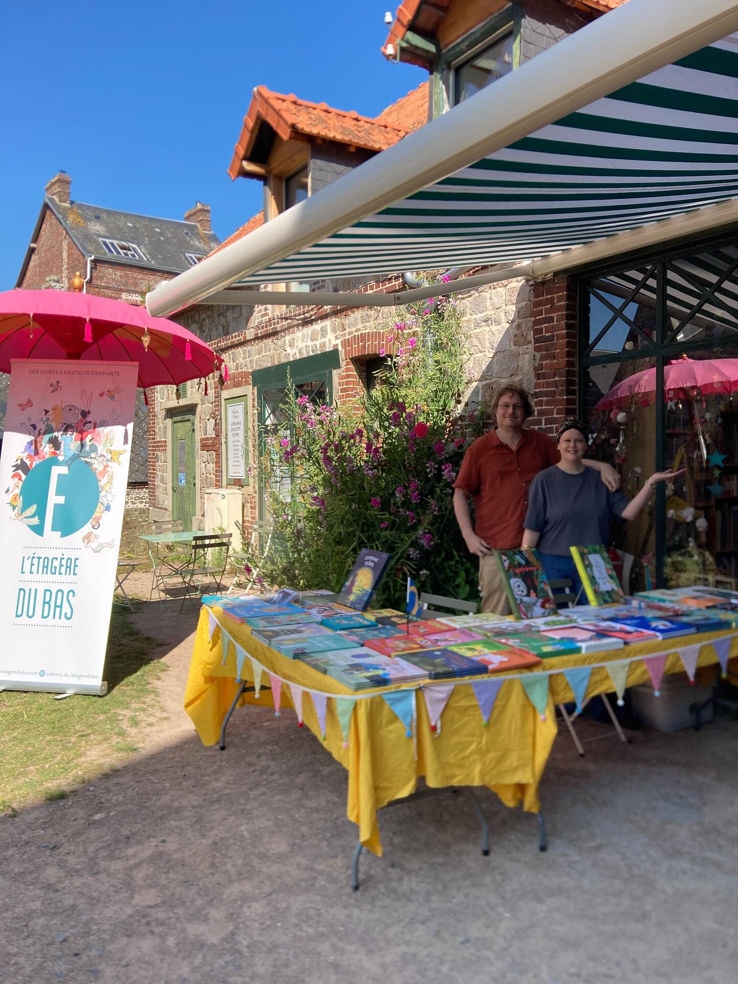 Nous passons la journée dans le jardin de la magnifique librairie @lesmondesdezulma. Si vous êtes dans le coin, passez nous voir ! #letageredubas #albumjeunesse #veuleslesroses #normandie #lesmondesdezulma #litteraturejeunesse #editionindependante
