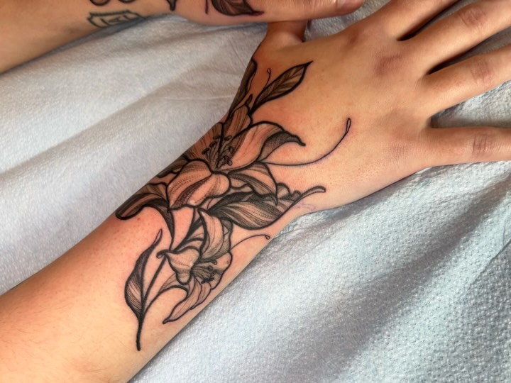 Double trouble job stoppers! (Just kidding we love a floral hand tattie)
I know I primarily do full color but I do truly enjoy this style of blackwork as well and would love to do more!
#handtattoo#floral#floraltattoo#blackworktattoo#jobstopper #tattoo #girlswhotattoo #kentuckytattooers #neotradtionaltattoo #illustrativetattoo #eternalinks#procreate#bishoprotary#paducahcreativecity#neotrad
