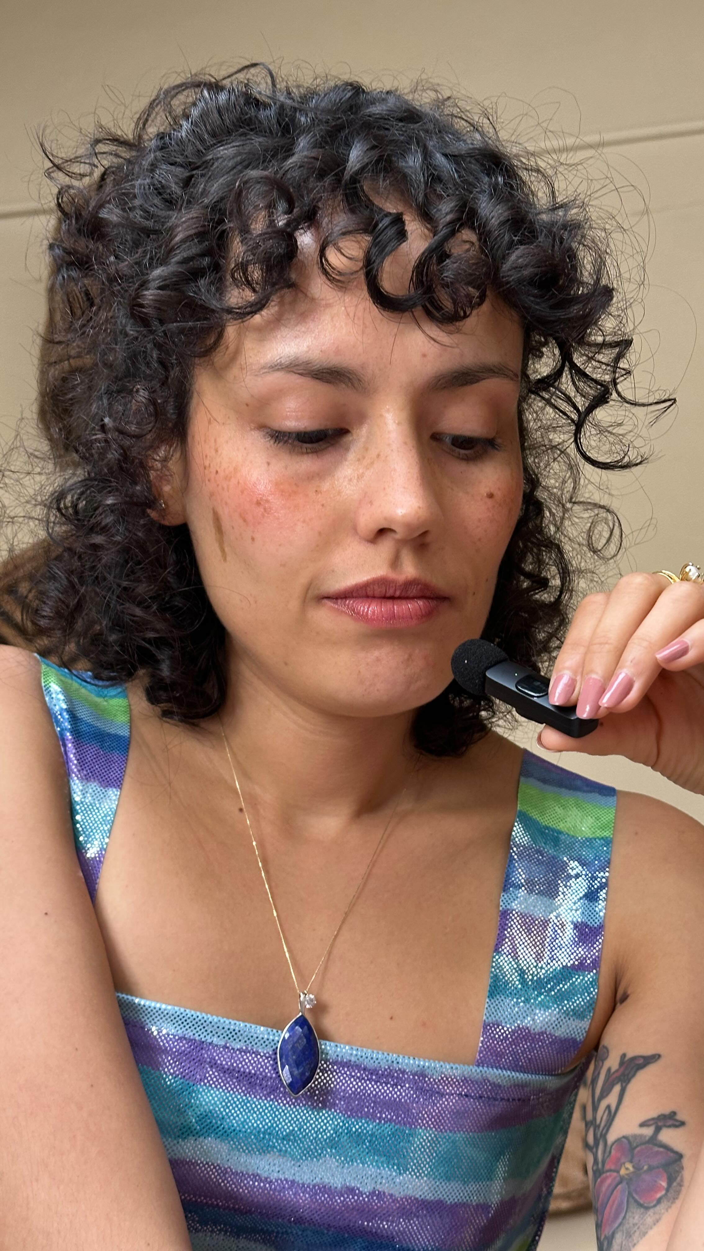 No puedes vivir en placer si sigues viviendo para protegerte...
A veces no entendemos por qué seguimos reaccionando igual, por qué nos cuesta tanto soltar el control, abrirnos, sentirnos seguras…
Y es que muchas veces no somos nosotras quienes reaccionan: es un personaje que creamos hace años para sobrevivir.
Un mecanismo de protección que nació en una situación de dolor, de abandono, de trauma…
Un personaje fuerte, complaciente, dura, autosuficiente, salvadora, invisible o perfeccionista.
Ese personaje que nos ayudó a atravesar la infancia, a adaptarnos, a protegernos.
En mis mentorías 1 a 1, he visto cómo mis clientas empiezan a reconocer con amor —a veces con rabia, con tristeza, con frustración— a ese personaje.
Y también se dan cuenta de que hoy, como adultas, ya no lo necesitan.
Que ese personaje necesita morir. Y que hay un nuevo Yo esperando nacer.
Uno más libre, más auténtico, más presente.
Pero para llegar allí, primero necesitamos mirar con compasión:
🌀 ¿Qué personaje creaste para sobrevivir?
🌀 ¿Cómo te sigue protegiendo hoy, aunque ya no lo necesites?
🌀 ¿Estás lista para despedirte de él y abrirte a algo nuevo?
Este es uno de los procesos más bellos que acompaño. Porque cuando el personaje muere… nace la verdadera tú.
¿Te gustaría descubrir tu personaje?
Comenta la palabra personaje si quieres conocer mi Mentoría Somática 1 a 1 “Vuelve a Ti”.