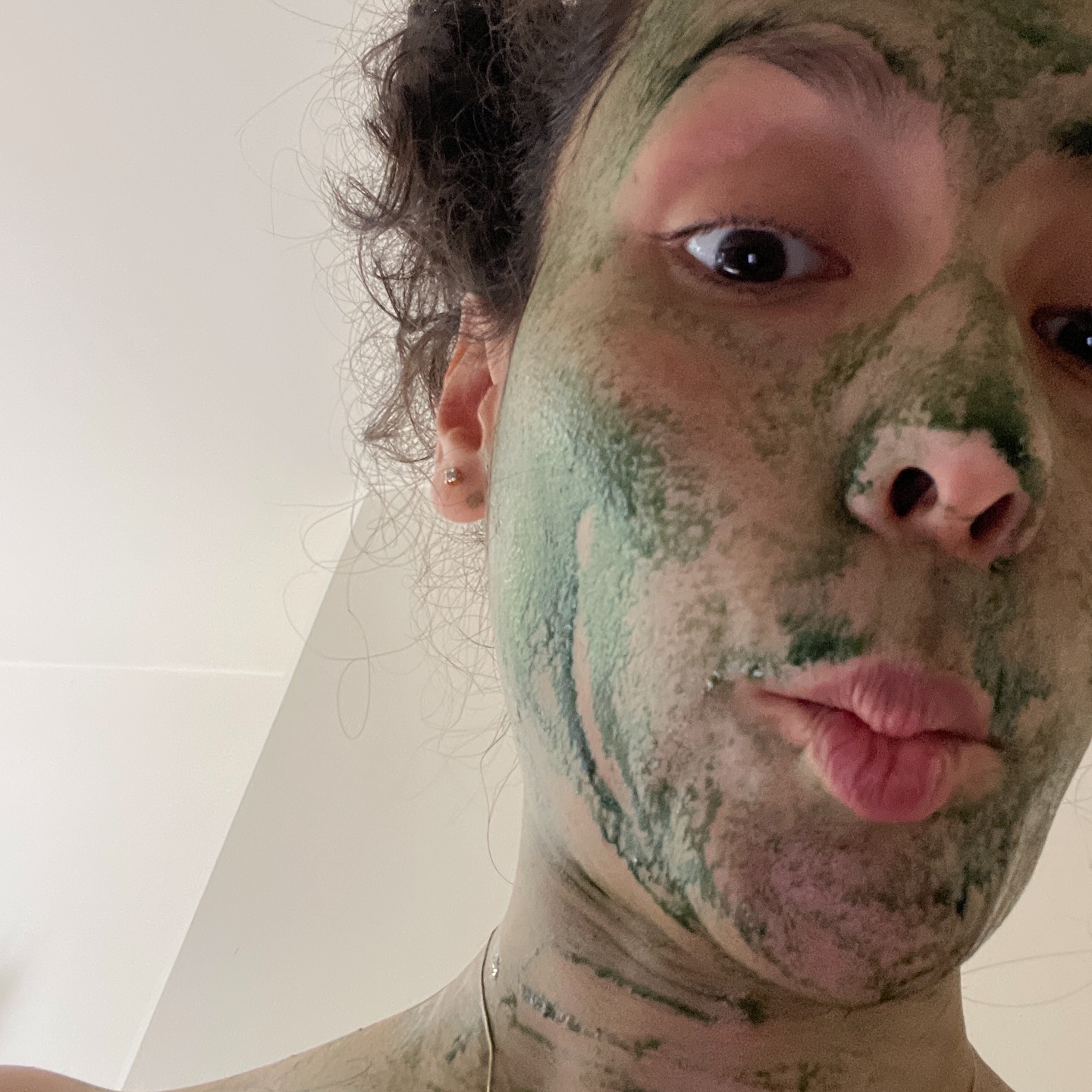 Amor propio no es solo lo que haces por fuera.
Durante años creí que cuidarme era alimentarme bien, usar productos orgánicos, hacer ejercicio, dormir temprano, hacerme mascarillas, rasparme la lengua😂.
Y sí, eso también es amor propio.
Pero es solo la primera capa. Superficial. Aceptada. Esperada.
Hay un amor propio más profundo, más incómodo… pero más real:
💠 La forma en la que te hablas cuando fallas
💠 El compromiso contigo misma cuando nadie te está mirando
💠 La coherencia entre lo que sientes, lo que dices y lo que haces
💠 Los límites que sostienes (o no) por ti
💠 La responsabilidad con tus decisiones, tu energía, tus tiempos
Eso también es amor propio.
Y muchas veces… lo evitamos.
Porque da miedo ver cuánto nos traicionamos, cuánto postergamos lo que decimos que queremos.
Pero solo ahí, en esa honestidad, empieza el verdadero cambio.
No se trata de hacerlo perfecto, sino de preguntarte:
¿Te estás eligiendo cada día, incluso cuando es difícil?
Eso es amor propio en carne viva.
Eso es amarte de verdad.
🌹
Si esta reflexión te resonó, tal vez ya es hora de dejar de postergarte.
Este mes guiaré tres ediciones del taller Femenina, Segura y Magnética en Medellín:
una experiencia para soltar la autoexigencia, reconectar con tu cuerpo
y recuperar la confianza para habitarte con amor, coherencia y autenticidad.
Comenta la palabra Magnética y te envío la información 💙