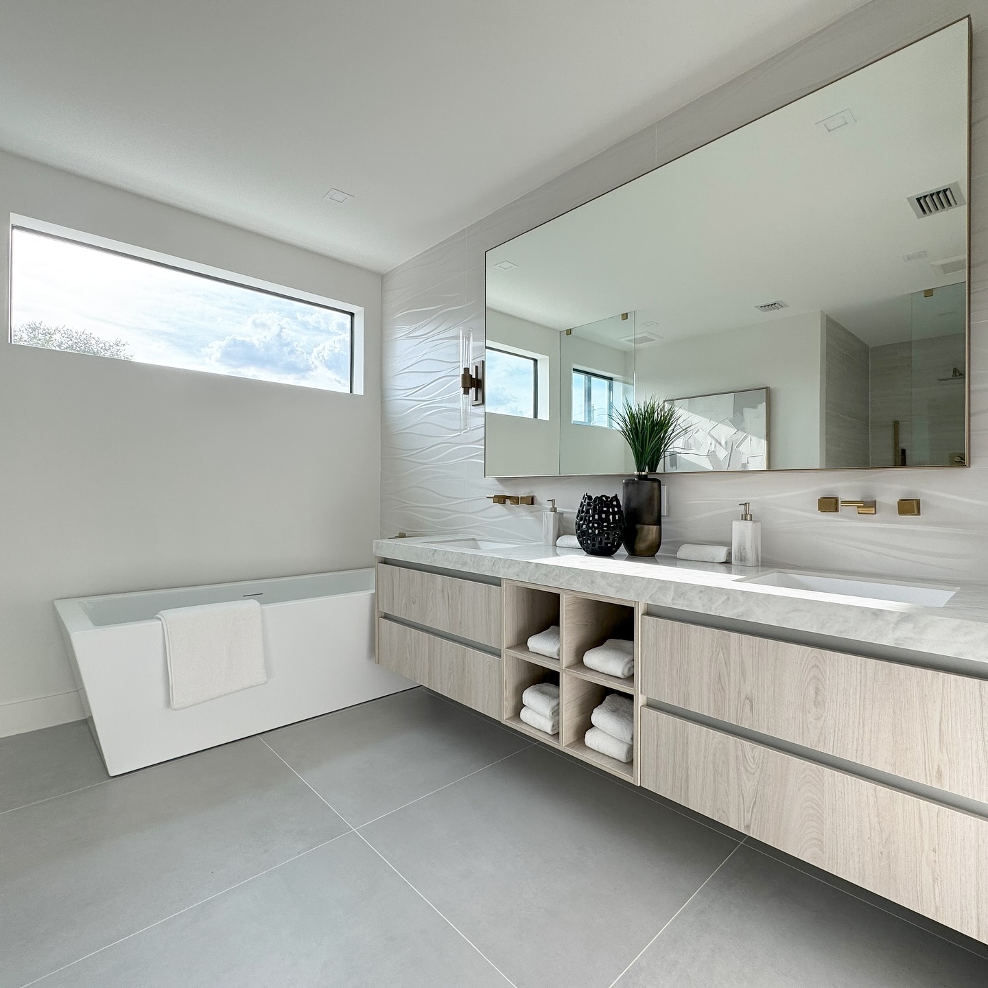 Bright and airy feels for this modern bathroom ✨ Floating vanities, a sleek tub, and natural soft lighting make for the perfect escape. We’re ready for some wine and bubbles ! 🫧
What’s the one must-have feature you’d love to have in your dream bathroom?