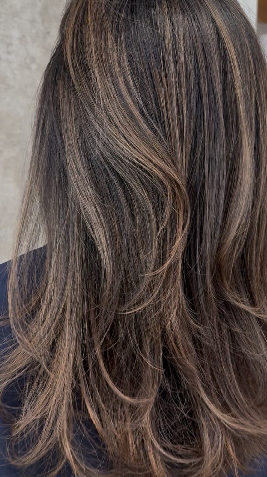 Winter felt long—but summer’s finally here.
Maybe it’s time for something new.
This look is soft, effortless, and suits just about anyone.
Whether you’re blending greys or just craving a fresh vibe, it’s all about feeling like yourself, but lighter.
Low-maintenance, high impact.
Let’s find your summer look ✨
✴︎
𝘠𝘰𝘶𝘳 𝘴𝘵𝘺𝘭𝘦, 𝘺𝘰𝘶𝘳 𝘧𝘭𝘰𝘸, 𝘺𝘰𝘶𝘳 𝘦𝘹𝘱𝘳𝘦𝘴𝘴𝘪𝘰𝘯.
✴︎
𝗕𝗢𝗢𝗞 𝗡𝗢𝗪:
🌐Online: www.flowwith.ca
💌More inquiries:
➜ TEXT: 587 894 2025
➜ DM: checked every Tuesday&Thursday
#SummerHairInspo #EffortlessStyle #LowMaintenanceHair #FreshForSummer #GreyBlendingFriendly #ModernHaircut #FlowWithJenny #CalgaryHairStylist #CalgaryDowntowm #CalgaryStampede #SeasonalRefresh
@artistcollectiveyyc
@hairbyjenny_choi