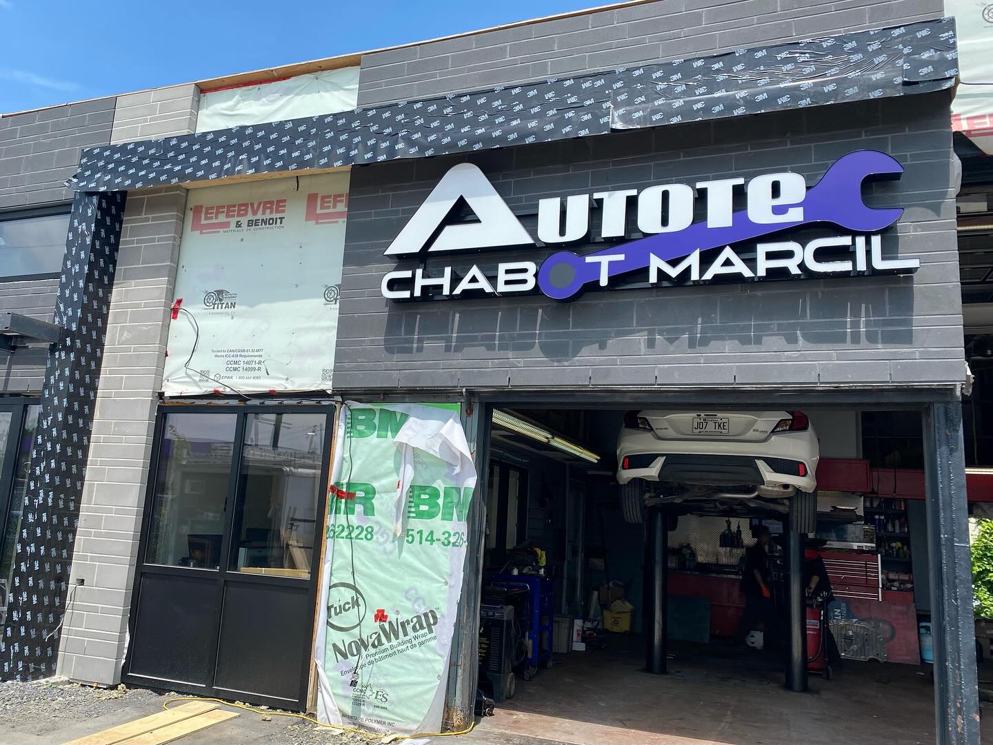 🚧 Transformation en cours chez Autotec Chabot Marcil! 🚧
✅ Travaux de maçonnerie extérieure :
Nous avons remplacé le revêtement pour un parement en brique et panneaux modernes, plus résistants et offrant une meilleure isolation.
✅ Mise à niveau de l’isolation :
Pour améliorer l’efficacité énergétique et offrir un meilleur confort à notre équipe et à nos clients, nous avons intégré des membranes pare-air et des isolants haute performance (comme le NovaWrap visible sur la photo).
✅ Nouvelle fenestration et portes commerciales :
Des ouvertures plus larges et lumineuses, favorisant un espace de travail mieux éclairé et plus accueillant.
Un immense merci à nos partenaires, à nos équipes de sous-traitent et à vous, nos clients, pour votre confiance! Restez à l’affût pour découvrir le résultat final #constructionvcm #projetcommercial #logoentreprise #maconnerie #chantierconstruction