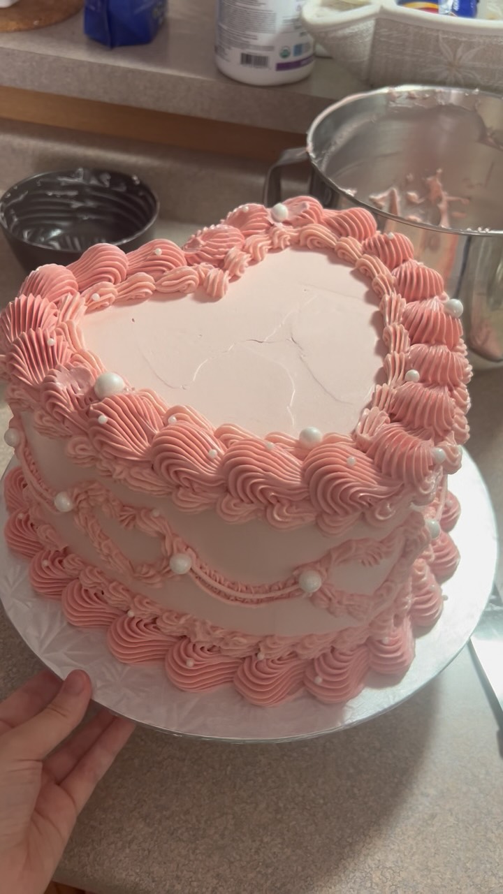 I’ve dreamt of making a heart cake for so long!!! 😍😍😍
#bakingwithneekta #glutenfree #sensitivett #homebakery #birthdaycake #vintageheartcake #pink #dream