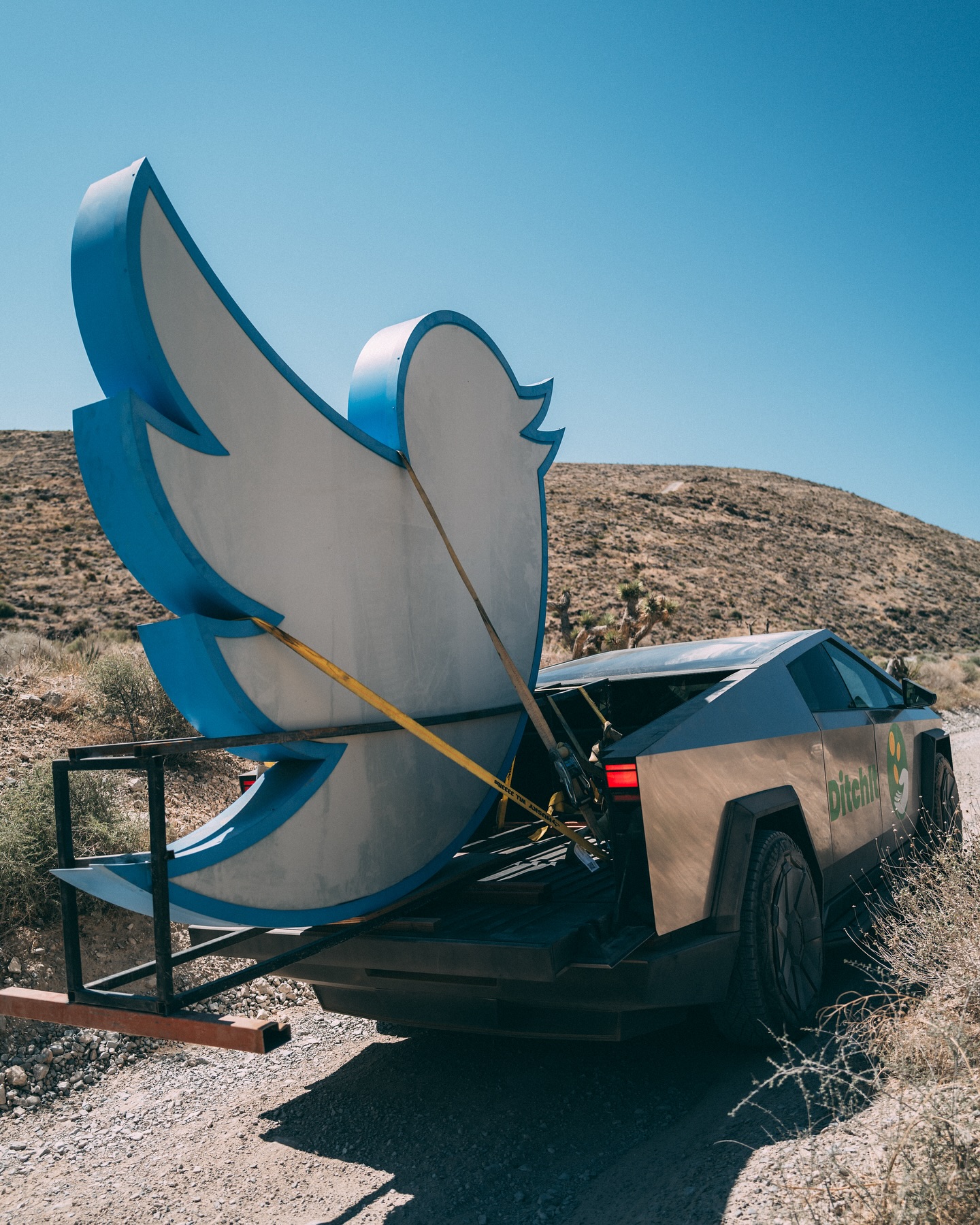 💥
The Twitter bird went out with a bang.
We teamed up with @ditchitapp to blow it up in the Nevada desert, and yes, it was just as wild as it sounds.
With 4 drone pilots, 5 camera ops, 2 Freefly Ember slow-mo rigs, and a killer crew, we pulled off this stunt safely and in style.
Massive thanks to everyone who made this happen, and to @hugobordes for the awesome BTS shots.
The explosion frames at the end are screen frames straight from 5K & 6K video. 🔥
.
Buying or selling something? Ditch the hassle & download the @ditchitapp today.
.
Director @kav
Producer @ffinmatt
Director of Photography @alexsalahi
Aerials @sammiefpv @joshewalt @aaroncohan @mikelindle
Camera car @hugobordes
Camera op @carlosariellopez @gibblegabble