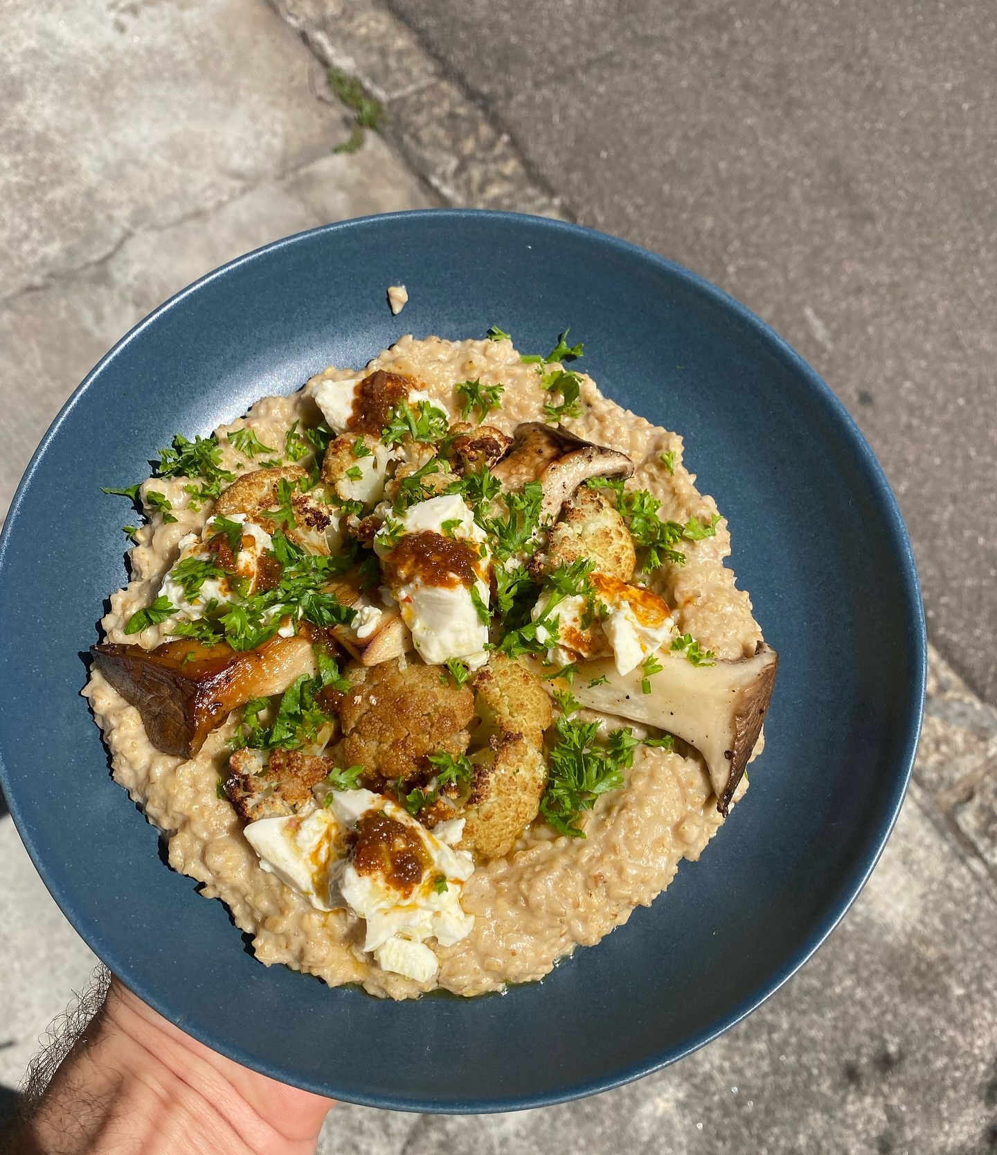 Cremiger Miso-Porridge mit geröstetem Blumenkohl, Kräuterseitlingen und Seidentofu 😍.
#weekendspecial #weekend #caféfrühling #wochenende