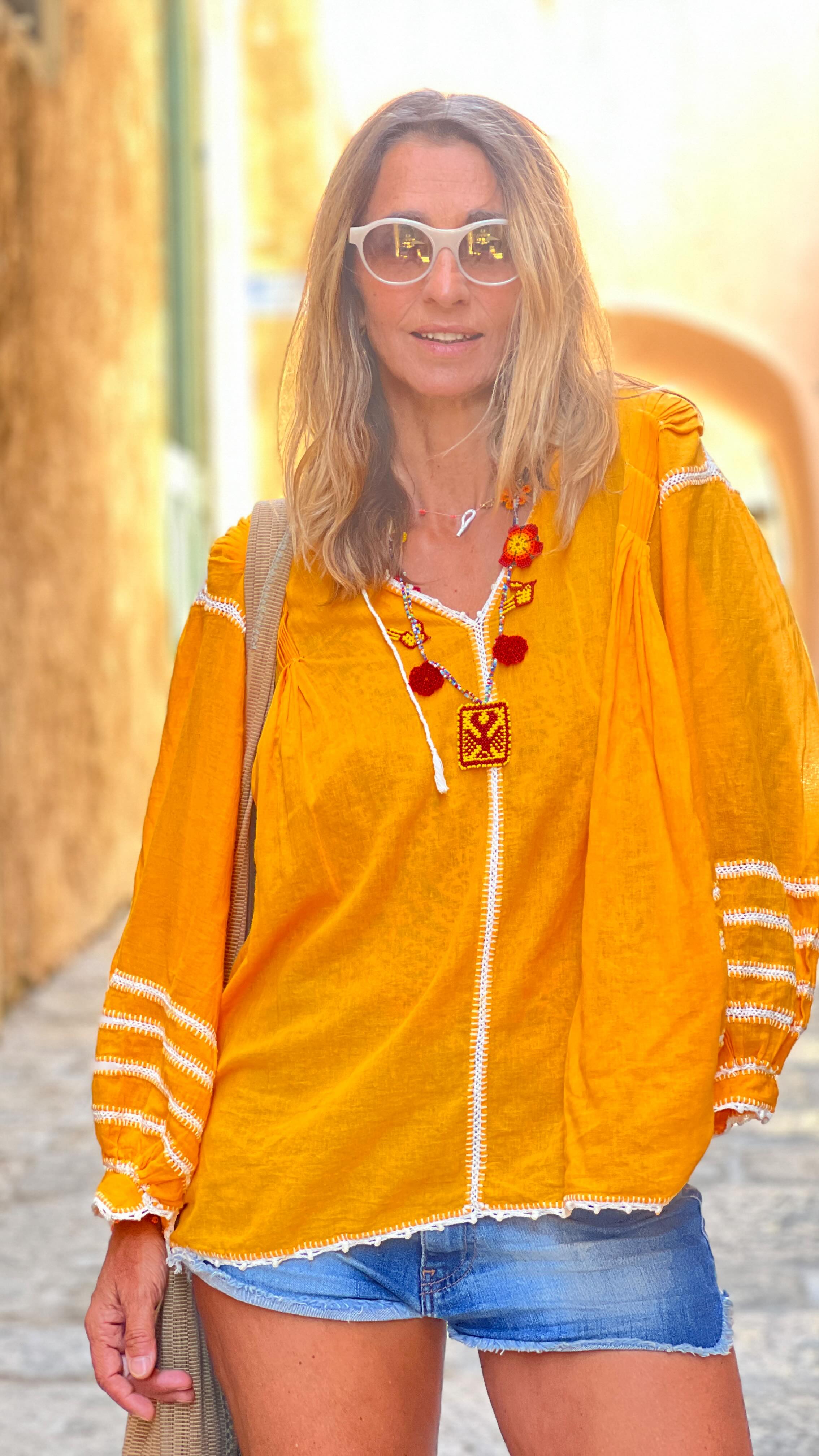 La blouse Sirena est idéale et vous habille avec style en toutes circonstances 🧡#arttextile #faitmain #pieceunique #blouse #ilerousse #corse #isularossa #bohemechic #lifestyle