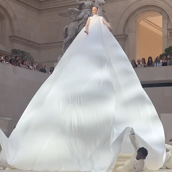 ✨ La Semana de la Moda de Alta Costura llegó a su fin con un verdadero acto performático en el corazón del Louvre.
En La Nuit de la Mode, Jordan Roth presentó “Actos Radicales de Belleza Incansable”, fusionando danza, música y moda en un ritual de metamorfosis. La prenda dejó de ser un artefacto para convertirse en una expresión viva: cuerpo, movimiento, renacimiento.
Acompañado por seis bailarines y envuelto en la música de Thomas Roussel, Roth rindió homenaje a la exposición Louvre Couture, cerrando la temporada con poesía, potencia y presencia.
La moda, una vez más, nos recuerda: vestir también es sentir.
📹 @voguefrance
#SemanaDeLaModa #AltaCostura #LouvreCouture #JordanRoth #ParisFashionWeek