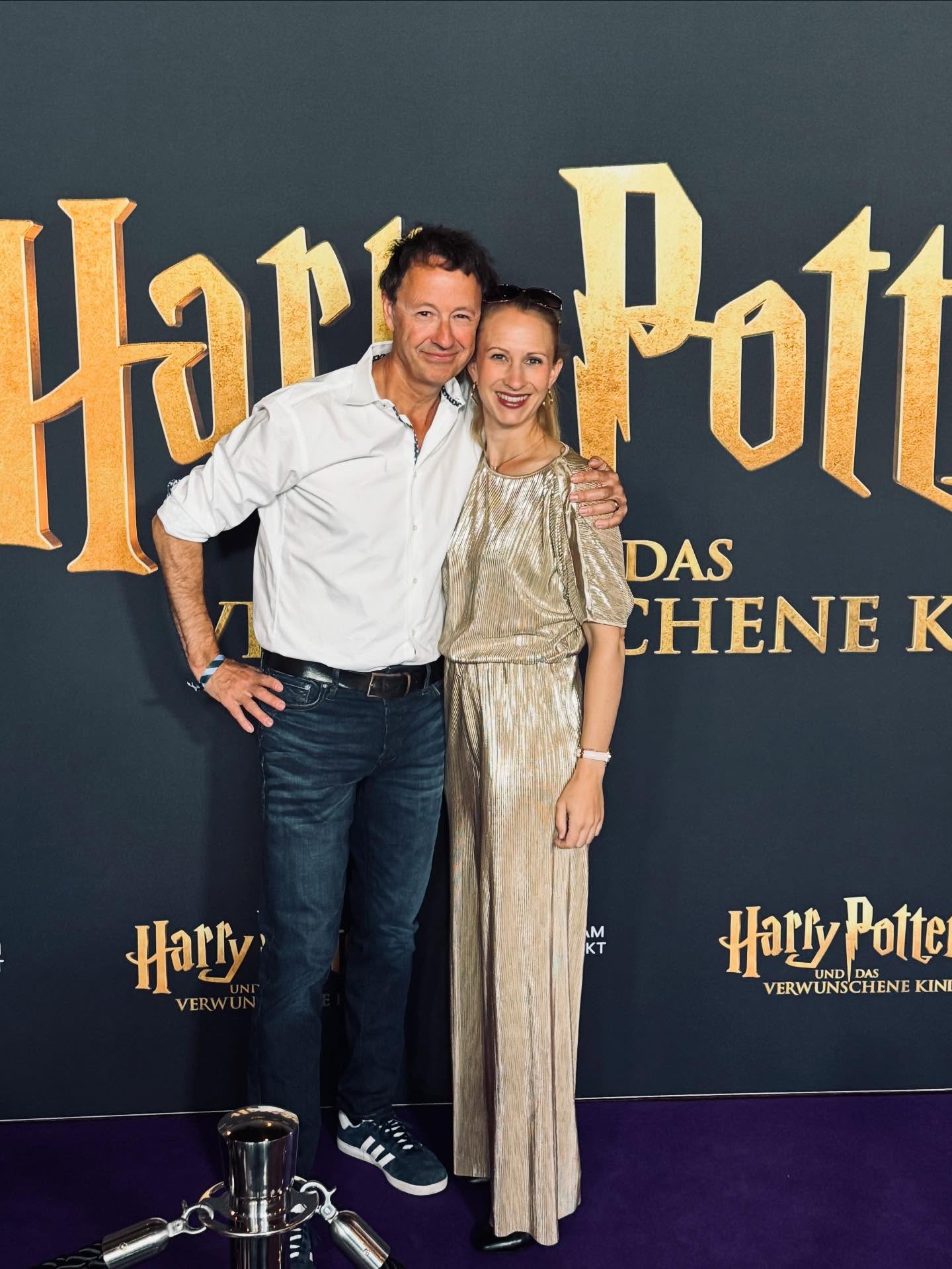 Das war so ein super schöner Abend! Erst kurzes Date im @coast_hamburg bei Sonnenschein mit Blick über die Elbe und anschließend verzaubert von #harrypotterdasverwunschenekind.