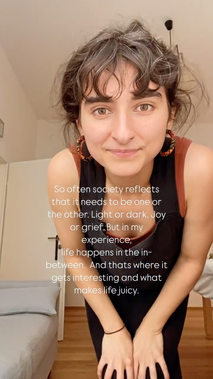 I love that my work is free from concepts of how you’re supposed to feel or be.
Life is way too complex for that.
And trying to fit into ideas of how you should or shouldn’t react can become a tight corset around what wants to move freely.
I trust that what’s alive in you is not random but a voice of who you are, and a compass for living life your way.
#pantareiapproach #somatischekörperarbeit #embodiment #psychosomatik