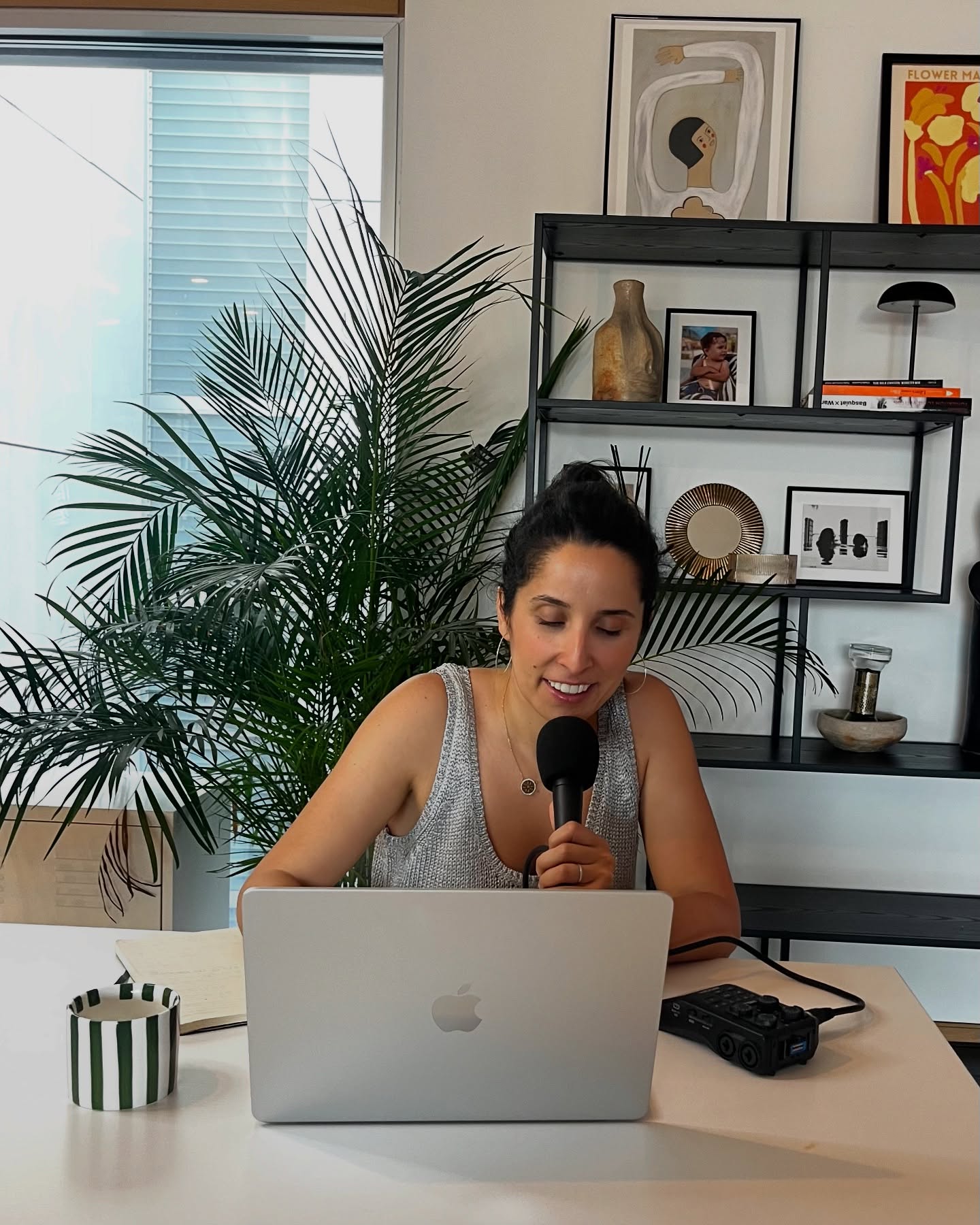 ✨ Ces derniers mois, j’ai ralenti le podcast.
Pas par fatigue.
Pas par hasard.
Mais parce que quelque chose se préparait.
📣 J’ai pris une décision radicale :
Je me lance dans un projet que je porte et sur lequel je travaille depuis plus de 2 ans.
Et je le fais seule.
Pas parce que j’en avais rêvé comme ça.
Mais parce qu’on m’a demandé de lisser, de taire, d’adoucir.
On m’a dit :« Sois plus neutre »
« Ce n’est pas le bon moment pour dire ça, comme ça »
Je ne fais pas ce podcast pour être neutre.
Je le fais pour porter des voix. Pour dire ce qu’on ne veut pas toujours entendre.
Alors j’ai dit non.
Et j’ai dit oui… à moi. À mes valeurs. À ce projet. 💥
Je vous en parle très bientôt.
Mais ce que je peux déjà vous dire, c’est que ça va résonner fort.
Et que je suis prête. 🔥
👉 En attendant, j’ai besoin de vous : un petit questionnaire est dispo en bio pour m’aider à repenser le podcast et finaliser ce nouveau projet avec vous.
On va faire du beau. Ensemble. 💜
#heyapodcast #projetsolo #voixlibres #femmesarabes #autoédition #podcastféministe #behindthescenes