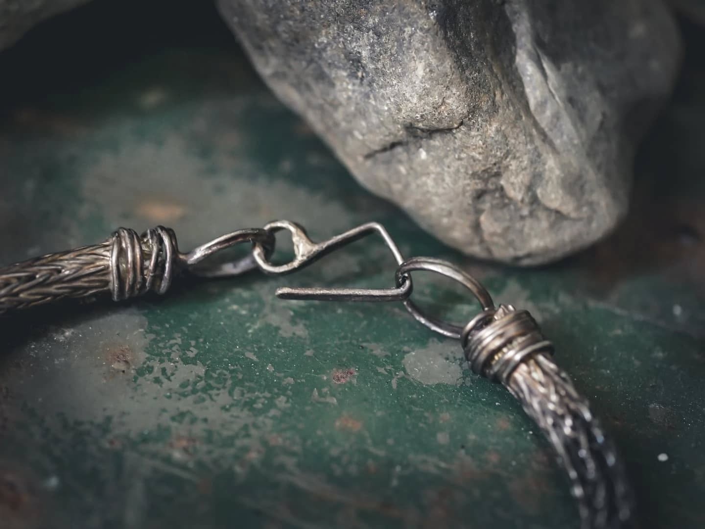 Viking knit bracelet. Blackened with boiled egg. Heat and vax treated. Sterling silver. 🖤
.
#wabisabi #wabisabimaker #jewelrydesign #vikingknit #vikingjewelry