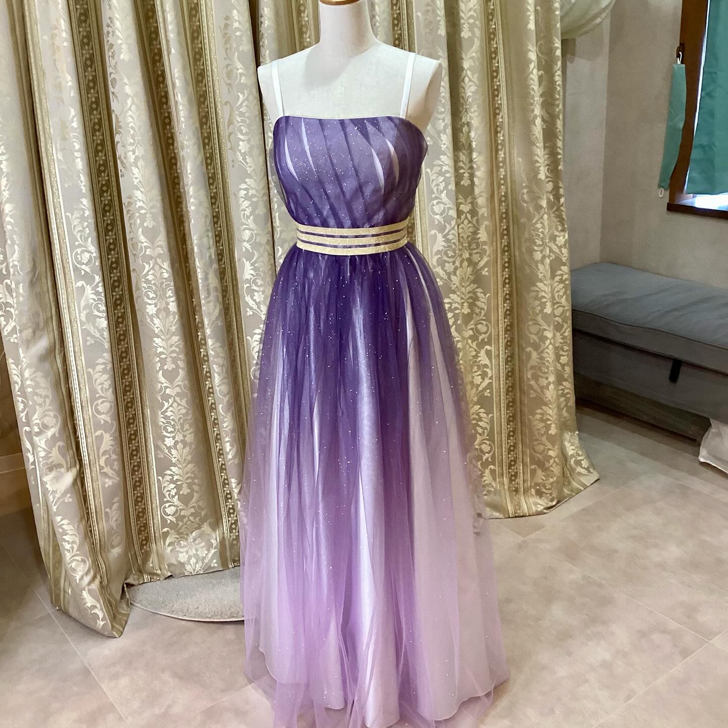 ラメパープル×ホワイト
ドレス(HP未掲載)のご紹介です!
華やかにされたい方は3段パニエでボリュームアップ⤴️
クールに着こなしたい方は1段パニエやパニエなしで◎
SからL Lサイズですが、前後サイズ幅効きます。
肩紐付き
背中編み上げ紐
サイドファスナーあり
S〜LLサイズ
レンタル価格14,000円(+税)
(3泊4日| クリーニング基本プラン込)
1ワイヤーパニエ→無料レンタル
3ワイヤーパニエ→500円+tax
学生証のご提示でレンタルドレス10%off
(学割対象外: キッズ&ジュニアドレス、小物レンタル、販売品)
……………………………………………………
◉当サロンのベースはレンタルドレス営業
となりますため【完全予約制】です。
販売品のご購入やご試着も【事前に来店予約】
が必要となりますので予めご了承下さいませ。
◉とくに【土曜日】は早いうちから
ご予約枠が埋まる事が多くなっております。
ご予約はお日にちに余裕を持って、
早めにご連絡頂きますようお願い申し上げます。
▶︎ご予約
【HPご予約フォーム】が大変便利です(24時間受付)
※ LINEやTELからのご予約も可能ですが、
営業時間内のみの対応となります。
Line→ @dress_etoile
電話 → 06-6210-6764
▶︎ちょっとドレスを見たい
事前にご来店予約が必要です。
他のお客様がご試着中、ご来店中は入店をお断り
させて頂いておりますので、予めご了承くださいませ。
▶︎不定期開催のセールについて
不定期でプライベートセールを開催(予約制)
LINEともだちの方へ優先にご案内した後、
SNSや HPで配信しておりますので、
予めご了承ください。
▶︎レンタルドレスのラインナップ
HPに掲載しておりますが、
新商品は掲載が出来ていないドレスが多数ございます
ラ・エトワール
定休日:水・日(不定期)・祝
営業時間(平日) 11:00~17:00
営業時間(土日) 10:00~16:00
……………………………………………………
#大阪レンタルドレス #レンタルドレス
#オンラインレンタルドレス
#衣装レンタル #ロングドレスレンタル
#ステージドレス #演奏会ドレス
#演奏ドレス #クラシック音楽ドレス
#音大生ドレス #ソロリサイタル
#コンクールドレス #ジュニアドレス
#コーラス衣装
#コンテストドレス #撮影衣装
#撮影衣装レンタル #撮影ドレス
#laetoile #ラエトワール