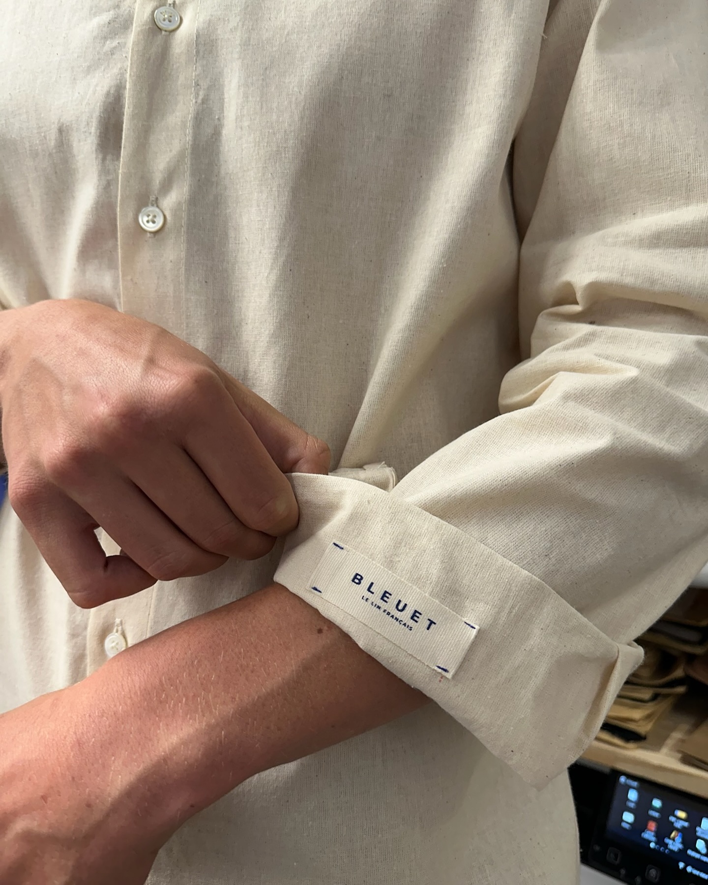 Chez Bleuet, chaque détail compte. 👔
Un lin doux, une coupe précise, une allure naturelle.
Pensées pour l’été, nos chemises respirent la simplicité et l’élégance.
#Bleuet #Chemise # Été #Conception #bleuetlelinfrançais