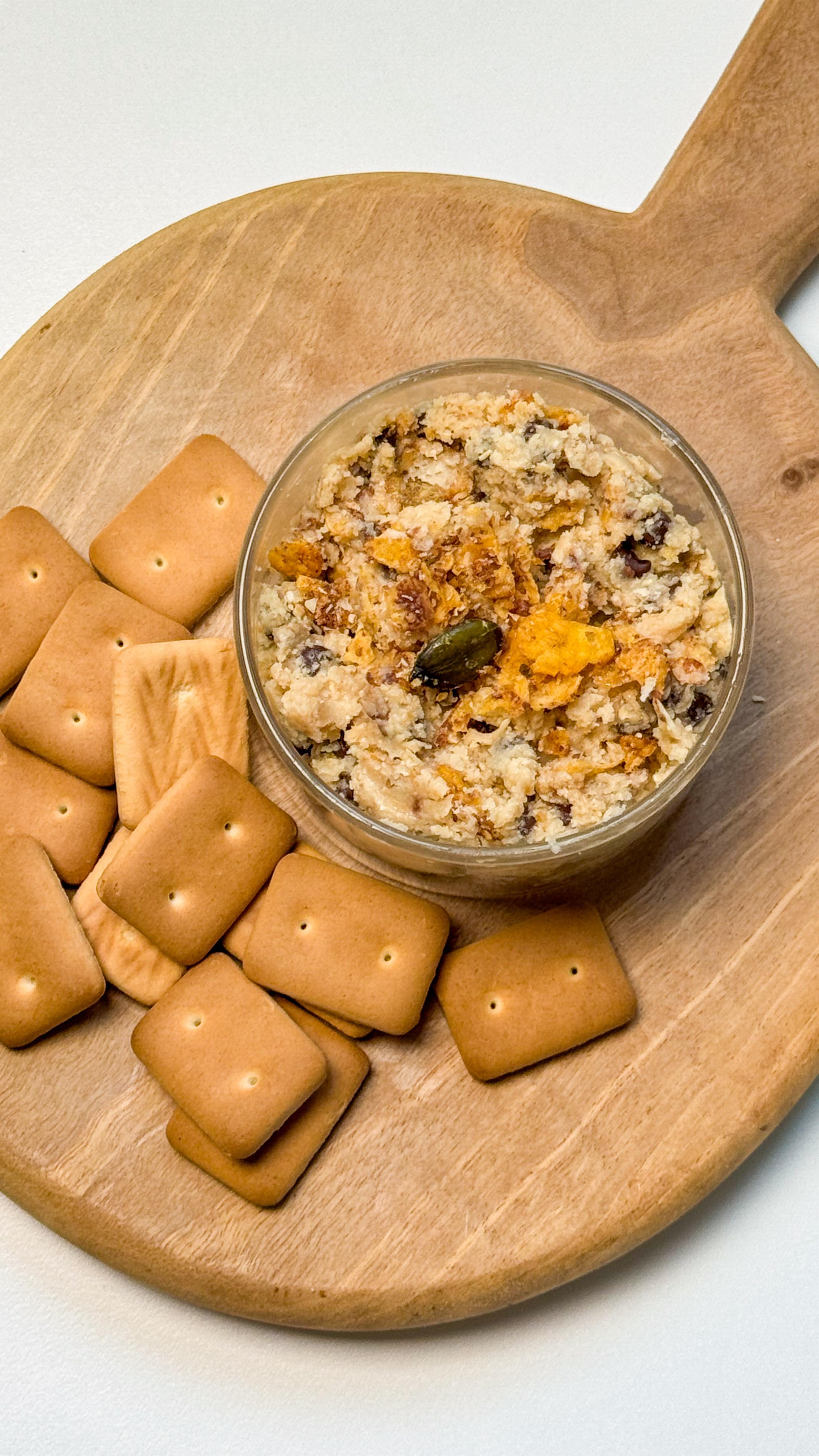 🌟 PÂTE À TARTINER MAISON AUX GRANOLAS DE JENNY 🌟
Élaborée avec soin dans notre laboratoire, cette recette originale revisite le granola sous une forme aussi surprenante que gourmande : une pâte à tartiner onctueuse, riche en fibres et en bons nutriments.
💛 Pensée pour combiner plaisir, énergie et équilibre, elle se savoure aussi bien au petit-déjeuner que pour une pause snack saine – à la cuillère, avec des biscuits ou sur une tartine !
🌾🍫 Sans additifs, sans compromis, juste le goût vrai des bons ingrédients… et tout le croustillant de nos granolas maison
INGRÉDIENTS :
· 45 g de beurre de cacahuète
· 25 g de miel
· 20 g de farine d’avoine
· 10 g de farine d’amande
· 1 pincée de sel
· 40 g de pépites de chocolat
· 30 g @lesgranolasdejenny
· Quelques biscuits
👩🍳 PRÉPARATION : Mélangez le beurre de cacahuète, le miel, la farine d’avoine, la farine d’amande, le sel, les pépites de chocolat et le granola dans un bol jusqu’à obtenir une texture proche d’une pâte à biscuits. 🍪
Servez avec quelques biscuits pour une pause gourmande ! 😋💪✨
#lesgranolasdejenny #granola #glutenfree #swissmade #switzerland #sansgluten #healthyfood #dessertrecipe #healthycookiedough