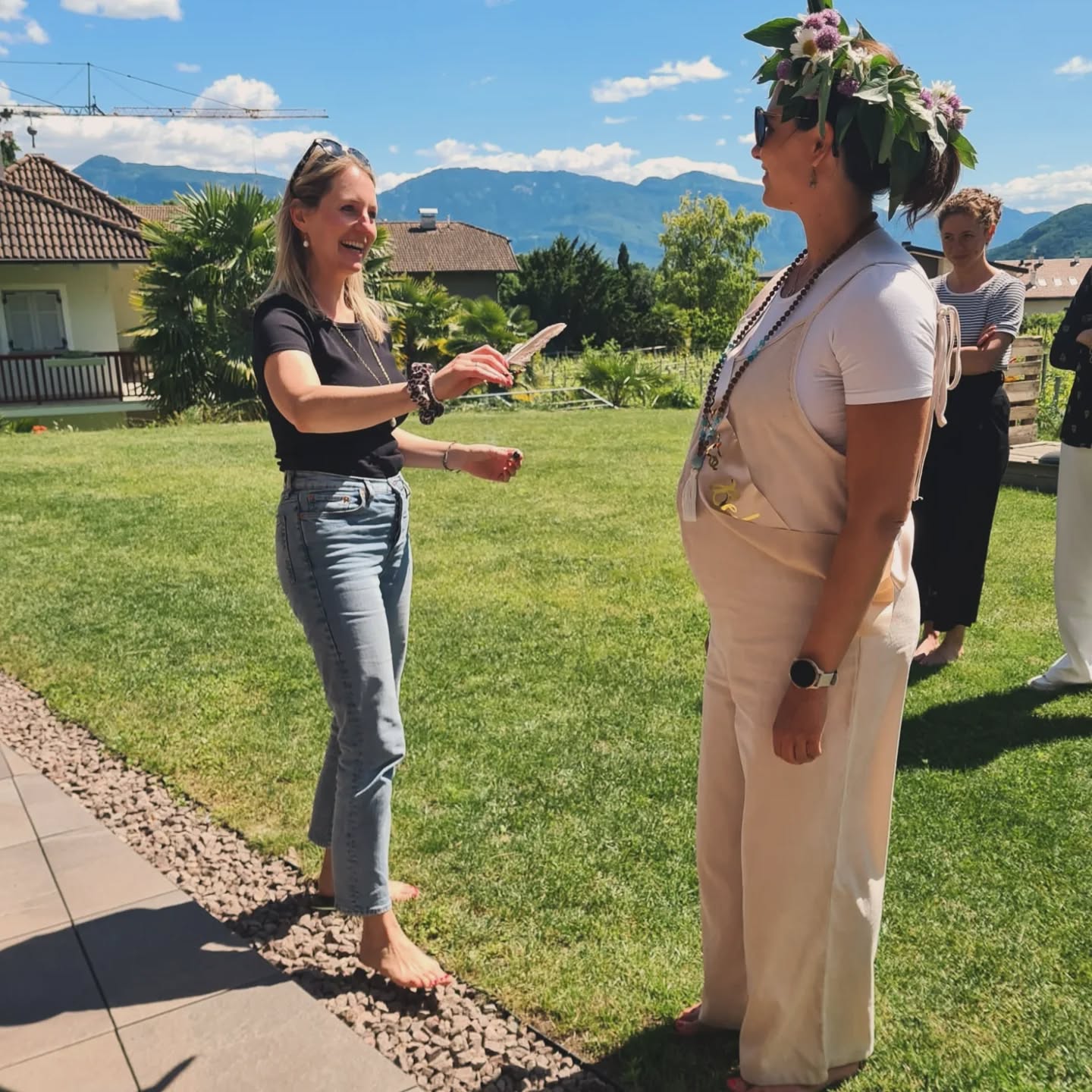 Mama-Blessing, ein Ritual der Verbundenheit und Stärkung 💕
Aus eigener Erfahrung weiß ich, Mutter zu werden ist nicht selbstverständlich. Es ist ein Geschenk und genau deshalb verdient es, gefeiert zu werden.
Ein Mama-Blessing ist ein achtsames Ritual für werdende Mütter.
Im Unterschied zur klassischen Babyparty steht nicht das Baby im Mittelpunkt, sondern die Frau, auf ihrem Weg zur Mutter.
In einem liebevoll gestalteten Kreis von Freundinnen, Schwestern und Wegbegleiterinnen wird die werdende Mama gehalten, gestärkt und gesegnet.
Ein Raum zum Innehalten, Erinnern, Loslassen.
Ein Raum für Vertrauen, Kraft und Verbindung.
Jedes Mama-Blessing ist individuell und wird feinfühlig auf die Wünsche der werdenden Mutter abgestimmt.
💕 Ein Geschenk an dich, wenn du dir eine seelenvolle Vorbereitung auf die Geburt wünschst.
💕Oder an eine liebe Freundin, Schwester oder Tochter.
Mehr Infos findest du auf meiner Webseite (Link in Bio) oder schreibe mir gerne eine Nachricht.
#reliefandflow #relief #flow #mamablessing
#motherblessing #mutterwerden #ritual #ritualfürfrauen #kraftderfrauen #seelenritual