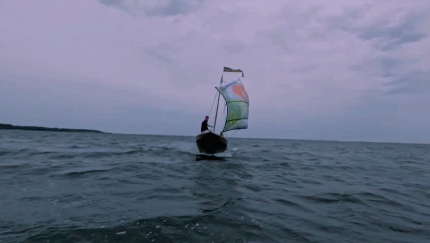 Dziękuję wszystkim którzy dotarli, za pierwsze, fantastyczne, pływanie.
Mam szczerą nadzieję że nie ostatnie. Jesteście absolutnie wspaniali 🙂
@o.janusz i @pjoa_outrigger_canoes dziękuję za zaproszenie 🙂
A całej społeczności proanautów za ciepłe przyjęcie na Zlocie pod Kleszczami Kraba.
Nasz dzielny mały stateczek aktualnie jest eksponatem w Osadzie Łowców Fok, cudownym miejscu, które warto odwiedzić… nie tylko by zobaczyć Kurasia. 🙂
Na zakończenie przypomnę tylko raz jeszcze że łódeczka powstała podczas warsztatów przygotowywanych wspólnie z teamem Bobrowe Żeremia, Federacja Przystań Warszawa oraz Warszawski Klub Wodniaków PTTK i @dzielnica_wisla_
Projekt realizowany jest dzięki wsparciu @miasto_warszawa, Biuro Edukacji.
Patronat medialny nad naszą radosną twórczością objął Magazyn Forbes.pl oraz @magazyn.zeglarstwo
Patronat Honorowy nad wydarzeniem objął Patrick Haughey, Ambasador Irlandii w Polsce @irlembwarsaw oraz @nationalmuseumofireland
Pozdrawiamy i bądźcie z nami,
Éirinn go Brách,
zespół Szkutni po Godzinach
#szkutnia #szkutnictwo #diyboats #skinonframe #skinonframeboats #boatbuilding #woodenboat #sun #proa #sailing #pjoa #dreamteam #magicwood #woodworker #woodenboat #szkutnia_po_godzinach #currach