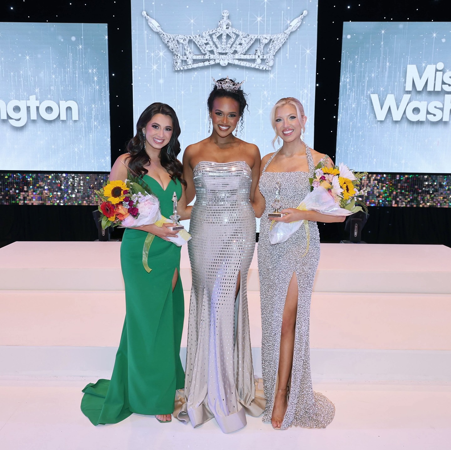 Congratulations to our Night One preliminary evening gown winners and our Women at Work award recipients!
Preliminary Evening Gown - Miss Seattle, Reagan Rebstock, Miss Spokane, Amber Pike
Women at Work - 2nd RU - Miss Clark County, Sandra Fachiol, 1RU, Miss Emerald City, Abby Faulk, Winner - Miss West Sound, Alli Newhouse
📸: Keith Krueger
*
#missamerica #misswashington #preliminarycompetition #pageant #eveninggown #redcarpet