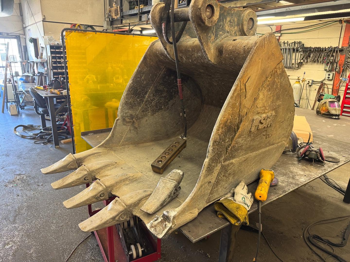 Sometimes we play dentist! Fixed a broken tooth on this bucket for a local construction company. #bmf #ballardmarinefabricators #bucket #heavyduty #welding #digger #weldingisfuckingawesome #smallbusiness #diy