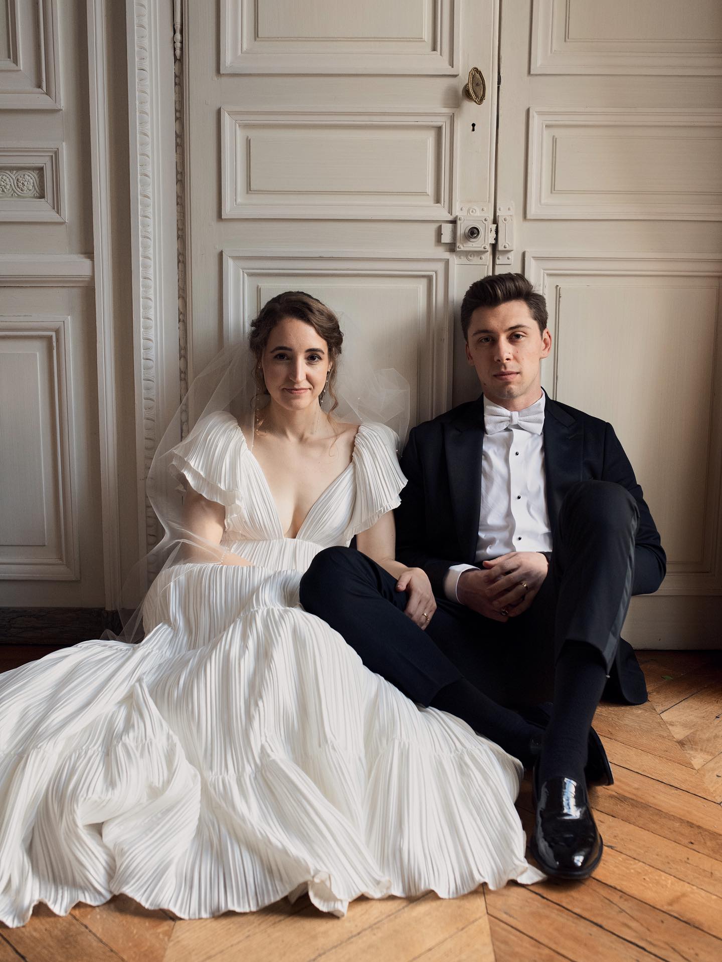 This October wedding was a true ode to the French way of life. @lrogala & @bymichaeldruce centered their celebration around the spirit of the Bon Vivant with a New York touch—an editorial black-tie affair with a relaxed, joyful atmosphere. Surrounded by their closest circle, they celebrated in a privatized chateau in Normandy, with a candlelit welcome dinner, a touching ceremony and impeccable decor in a refined, understated sense of taste. Every moment, through to the end of the reception and the farewell event embodied a celebration of style, timelessness, and the art of living well.
Planning @bonjourweddings.fr
Venue @chateaudecourtomer
Florals @refletsfleurs
Ceremony and MC @kevinbakercelebrant
Beauty @aurelie_hairmakeup