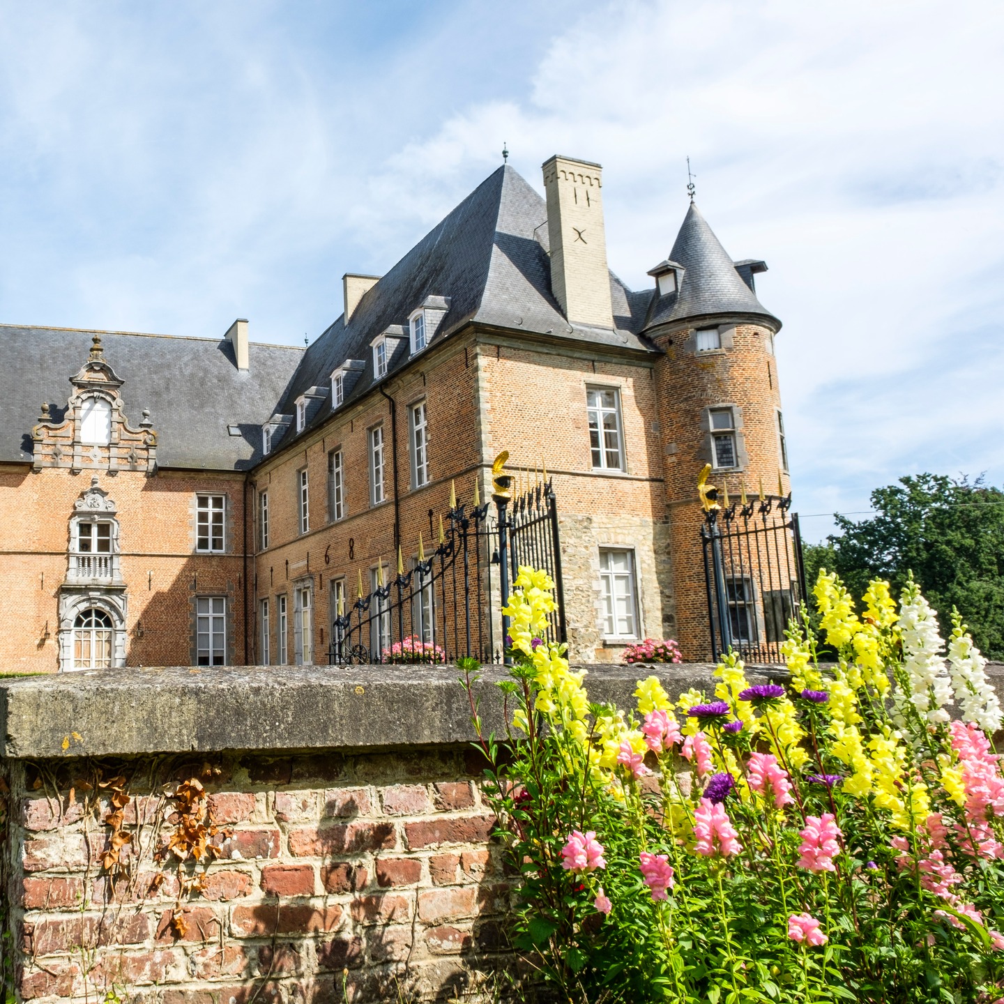 💒 NOUVEAUTÉ 💒 Cet été, partez à la redécouverte des beautés naturelles de la Wallonie et de ses morceaux d’histoire !
.
.
.
Ce guide vous propose une sélection de 25 balades en boucle, de 5 à 10 km de long, en toute saison, à la découverte du petit patrimoine wallon : chapelles votives, kiosques, postes de guet, bornes frontalières, lavoirs, ponts, arbres, fontaines… Laissez-vous happer par les merveilles patrimoniales qui ont participé à l’histoire de nos villages. Conseils avisés, infos pratiques, codes QR et cartes simplifiées de l’itinéraire faciliteront vos balades, le tout parsemé d’anecdotes historiques et de légendes locales.
Richement illustré, ce guide vous invite à des parcours inoubliables, à la découverte du petit patrimoine de Wallonie.
.
.
.
© Jean-Marc Quinet
.
.
.
#180editions #mangezlocallisezlocal #wallonie #petitpatrimoine