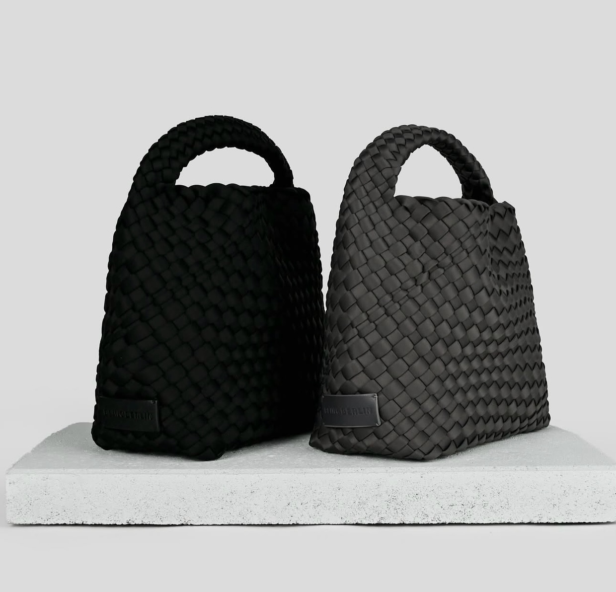 Neu bei uns: Die geflochtenen Taschen von @blingberlinofficial – tragbar als Handtasche oder mit Gurt zum Umhängen. Mit passender Mini-Bag in vielen Farben 🫶🏽