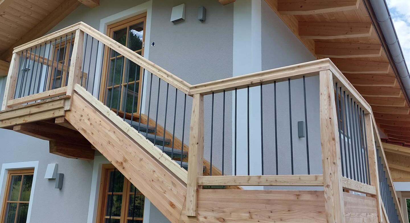 Holz trifft Eisen 💪🏽🪵
Diese Außentreppe aus Holz führt ins Obergeschoss - schlicht, stilvoll und richtig schön geworden!
Die geschmiedeten Eisenstangen setzen einen tollen Akzent und gestalten die Treppe modern & elegant.
Ein gelungenes Beispiel, wie Handwerk und Design Hand in Hand gehen.⚒️
#außentreppe #holzarbeiten #zimmererarbeiten #stilvoll #hausbau2025 #holzbau #treppengeländer #treppenbau #holztreppe #inntal #rosenheim #bauenmitholz #handwerk #aschau #nussdorfaminn #brannenburg #zimmerertreffpunkt #zimmerer_auf_insta #zimmereiniederthanner #geschmiedetesgeländer