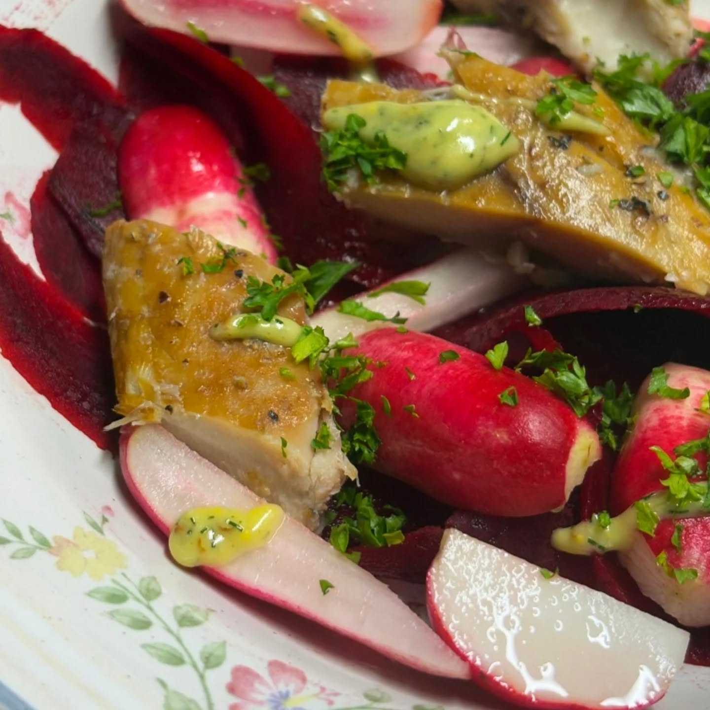 Maquereaux fondant fumé au poivre, crudités et vinaigrette à l'aneth