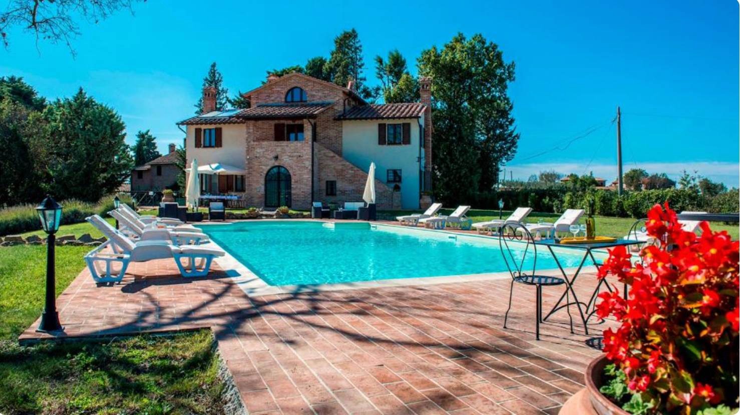 ✨ 17th-Century Elegance Meets Modern Luxury in Umbria 🇮🇹 ✨
Nestled in the heart of Castiglione del Lago, this reimagined countryside villa blends historic soul with high-end design and yes, there's an elevator 🛗.
🏡 3 levels of sun-drenched living
🛏 4 bedrooms w/ spa-style en-suites & Jacuzzis
🔥 Triple-sized reception room + statement fireplace
🏊 Saltwater pool oasis in a manicured private garden
🌅 360° rooftop views that’ll leave you speechless
🏋️♂️ 350 sqm annex for your dream gym/studio/wellness escape
All this for €850,000.
DM for details or a private showing.
#UmbrianDream #ItalianVillaForSale #CountrysideLuxury #HistoricHomes #ItalyRealEstate #VillaGoals