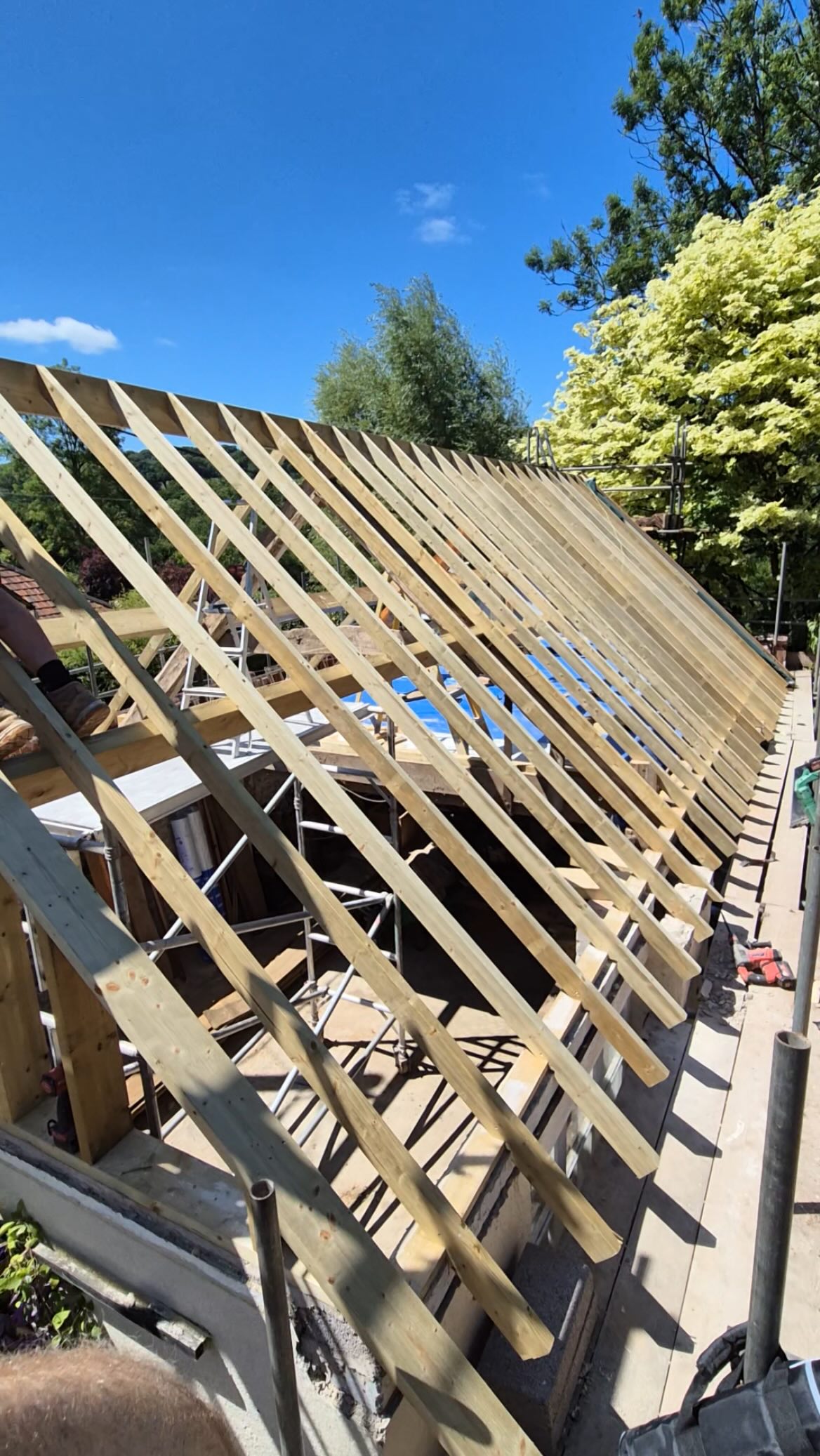 Replacing rafters on this beautiful old barn in the Devon sunshine 🪚☀️
#BarnRoof #SiteProgress #DevonBuilder