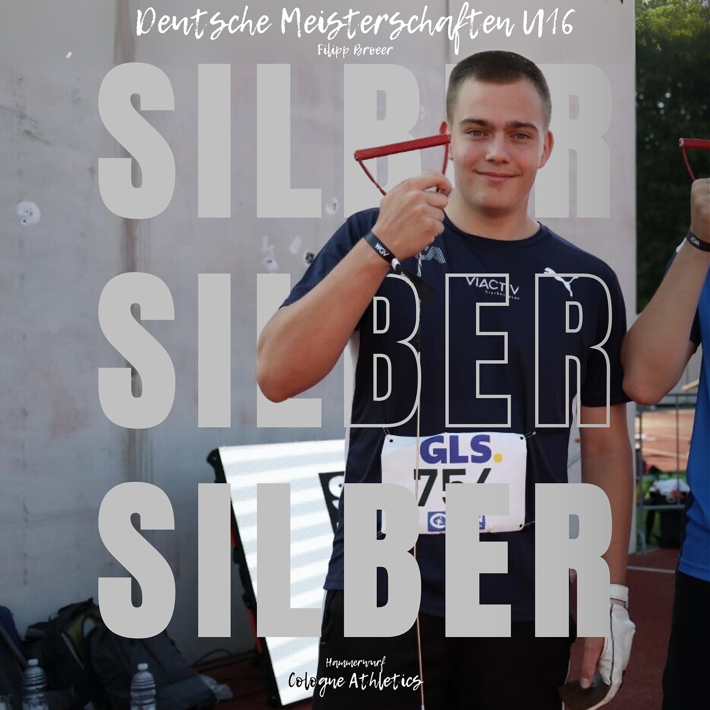 Filipp Broeer wirft sich bei den Deutschen U16-Meisterschaften zu Silber! 🥈
Im vorletzten Versuch warf Filipp den Hammer 58,64 Meter weit und sicherte sich damit den zweiten Platz.
Glückwunsch auch an Coach @hammerlit_sergej 💙🩶
📸 @theokiefner
🎥 @dlv_online
#hammerwurf #hammerthrow #nationals #u16 #trackandfield
#faster #higher #further #together #teamCA