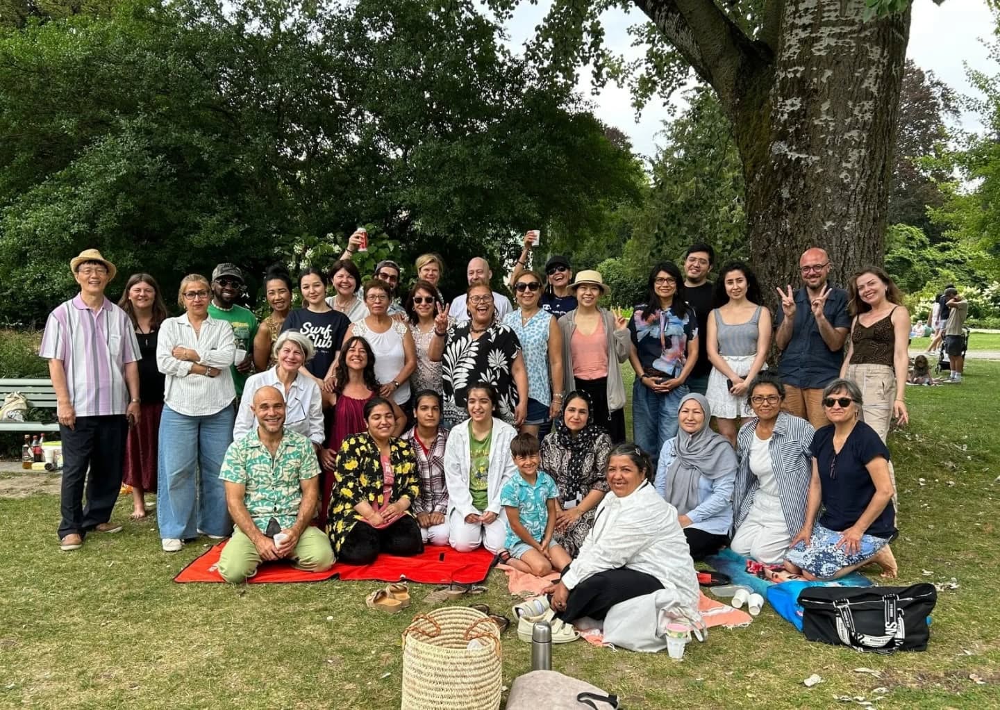 Summer Picnic moments, finally here!
A day full of food, laughter, spontaneous conversations on blankets and great moments.
This is what ETKultur is about, we are so grateful that you are part of it.
Thanks to everyone who came, shared, and made the park feel like home for a little while.
----
Sommerliche Picknick-Momente, endlich da!
Ein Tag voller Essen, Lachen, spontanen Gesprächen auf Decken und tollen Momenten.
Das ist es, worum es bei ETKultur geht, und wir sind dankbar, dass du ein Teil davon bist.
Danke an alle, die gekommen sind, mit uns geteilt haben und dafür gesorgt haben, dass sich der Park für eine Weile wie ein Zuhause anfühlt.
----
Momentos del summer picnic, ¡por fin aquí!
Un día lleno de comida, risas, conversaciones espontáneas sobre mantas .
De esto se trata ETKultur, estamos agradecidos de que formes parte de ello.
Gracias a todos los que vinieron, compartieron e hicieron que el parque se sintiera como casa por un ratito.
#ETKultur #interAct #integrationstadtzürich #SummerInCommunity #summerpicnic #togetherwearebetter❤️