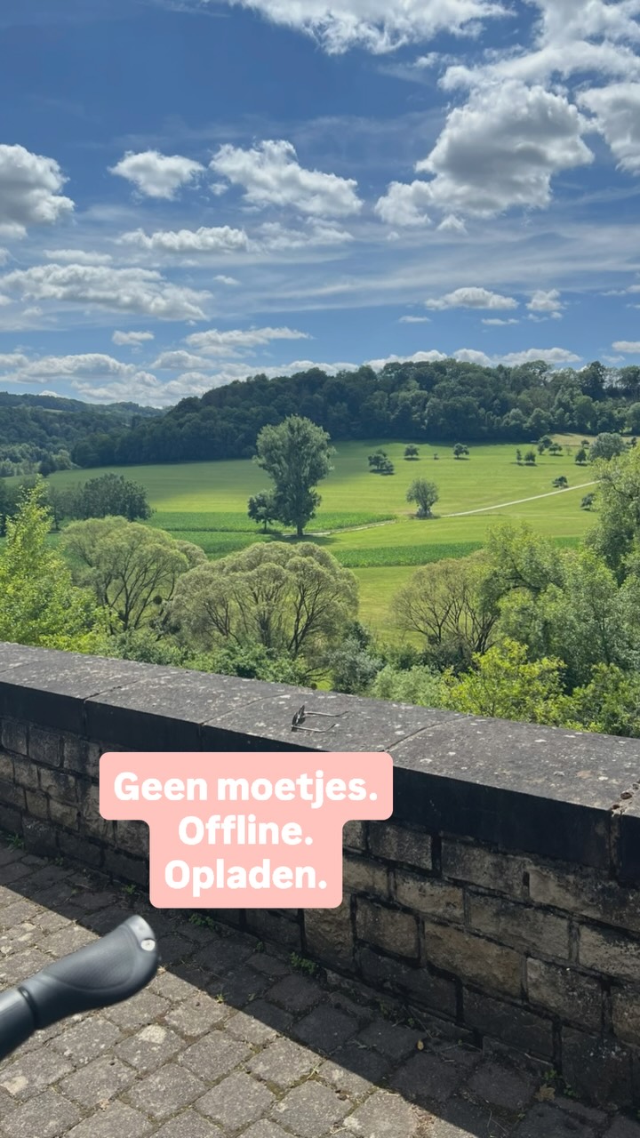 Tien dagen vakantie. Eerst met kookpotten en kampvuur. Daarna onder ons twee in de camper. Geen moeten, gewoon zijn. Offline. Ontprikkelen. Opladen.
Ik gun het jou ook! Op je eigen manier met je eigen invulling.