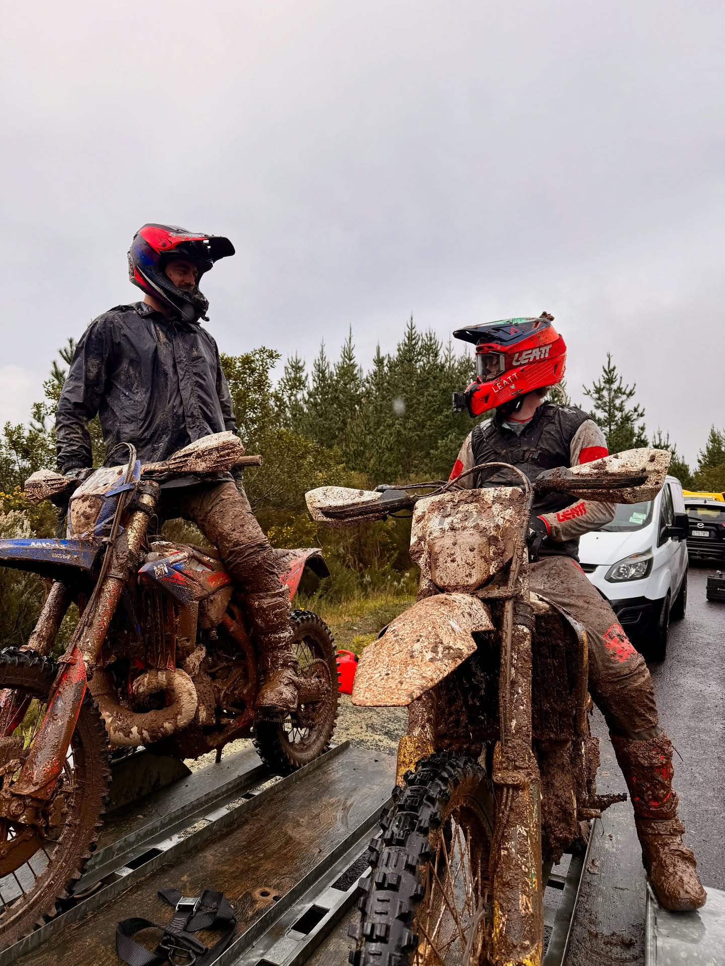 💥 Muddy scenes from the National Club Enduro Series RD2 💥
Was a great race but unfortunately was cut short due to track conditions. Fuelling of the boys went well with juice boxes again being a hit.
Highlight reel to be posted tomorrow 🤘🏼
@brad_obrien72
@mitchellgallagher_41
