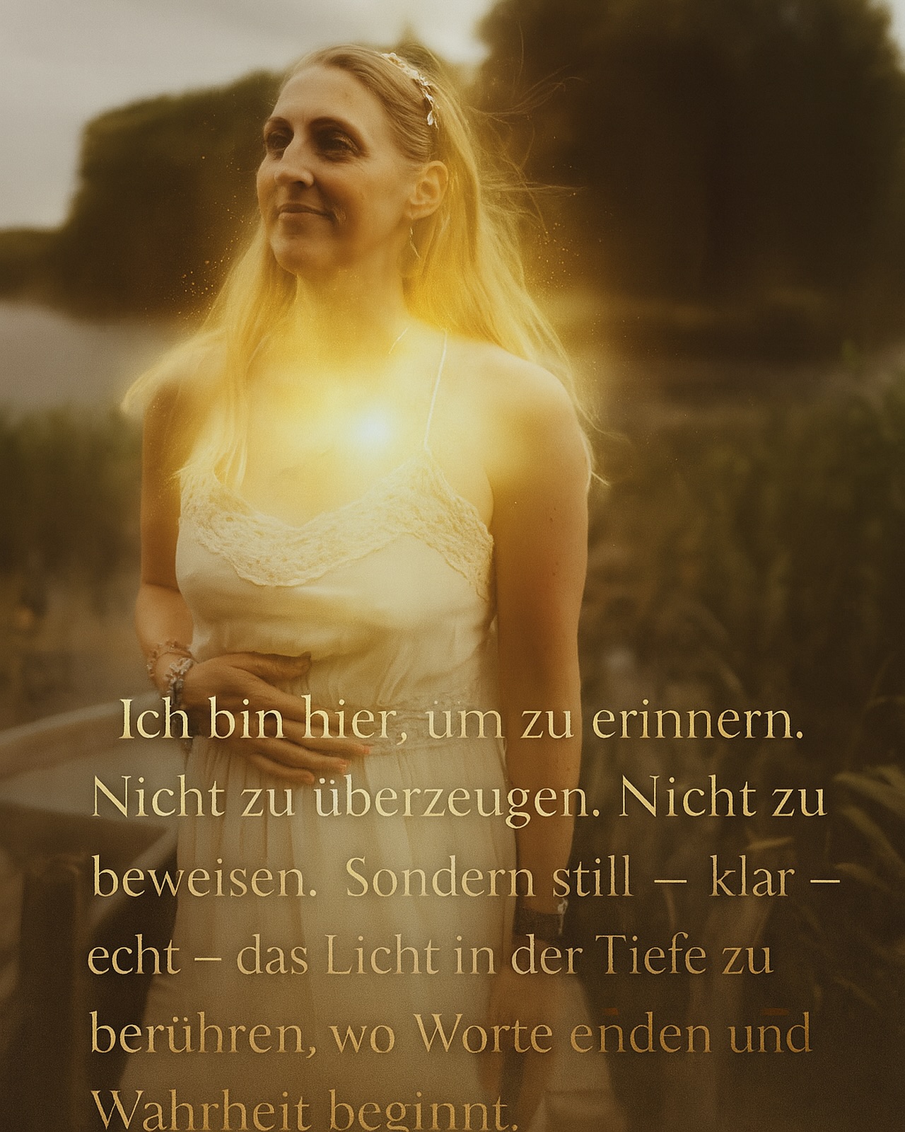 Aktuelle Botschaft aus meinem Feld 💫
In den letzten Wochen ist viel in mir in Bewegung gewesen – auch im Hintergrund.
Ich spüre sehr klar, wie sich mein Wirken gerade neu ausrichtet.
Noch feiner. Noch klarer. Noch ehrlicher.
Ich folge keiner Methode.
Ich folge der inneren Wahrheit – in mir und in anderen.
Mein Weg führt mich durch Räume, wo Licht und Schatten sich nicht bekämpfen,
sondern nebeneinander erkannt werden dürfen.
Ich gehe den Weg der Erinnerung:
An das, was darunter liegt.
An das, was immer schon da war.
Wenn du dich gerade neu sortierst, Fragen in dir aufsteigen oder dein Körper „nicht mehr so mitmacht“ wie früher – vielleicht ist es kein Fehler. Vielleicht ist es dein inneres System, das sich nicht länger verbiegen will.
Ich bin da – nicht um zu reparieren,
sondern um mit dir gemeinsam hinzuspüren,
was echt ist,
was reif ist,
was sich zeigen will.
Danke, dass du hier bist.
Danke, dass du fühlst.
Danke, dass du erinnerst. 🌿
Original Foto @jenny.farulewski.photography ❤️🔥
#energiearbeit #seelenweg #lichtarbeit #bewusstsein #weiblicheskraftfeld
#erinnerung #authentischsein #seelenerinnerung #sanftekraft #heilarbeit
#intuitiveswirken #lichtfrau #frequenzarbeit #innereruf #lichtkörperprozess
#dualitätundlicht #bewussterweg #transformationjetzt #heilemitlicht