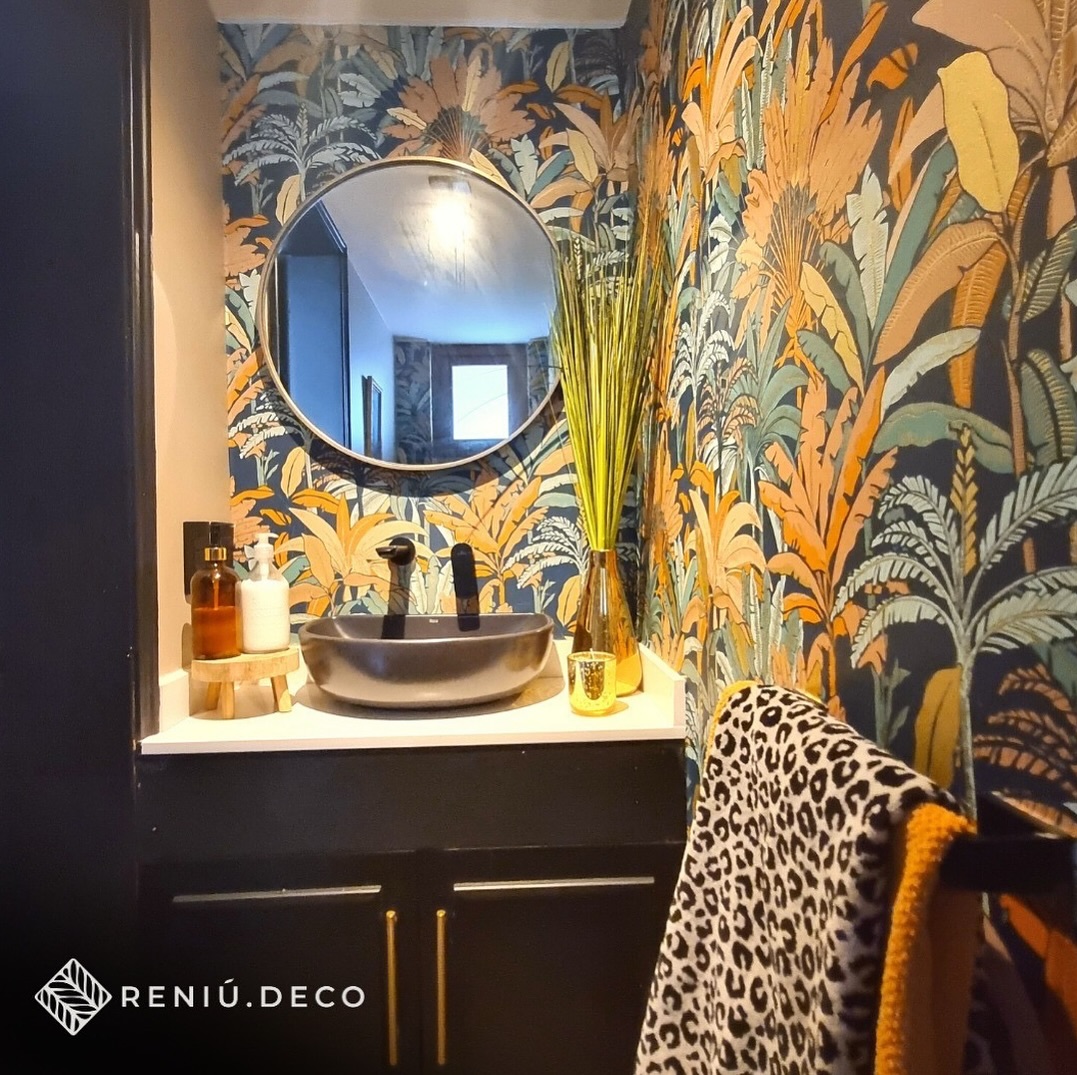 ✨ ¡Mira esta transformación! ✨
Este baño de visitas en La Dehesa dejó atrás lo neutro y sin identidad, para convertirse en un espacio salvaje, colorido y lleno de vida 🌿
Nos inspiramos en la naturaleza para crear un ambiente único, con personalidad y carácter… uno que no pasa desapercibido.
Ideal para quienes buscan atreverse y convertir hasta el rincón más pequeño de la casa en un punto alto del diseño 💥
📌 Papel mural: @papelpintado_chile
📌 Espejo: @mk_tienda
✍️ Asesoría: @reniudeco
¿Quieres darle una nueva vida a tus espacios? Escríbenos al WhatsApp +56 9 9730 1385 📲
#reniu #deco #bañodevisitas #interiorismo #transformaciondeespacios #decoracionhogar #renovacion #ambientediseñado #papelmural #asesoriadeco #LaDehesa #ReniuDeco #inspiraciondecorativa