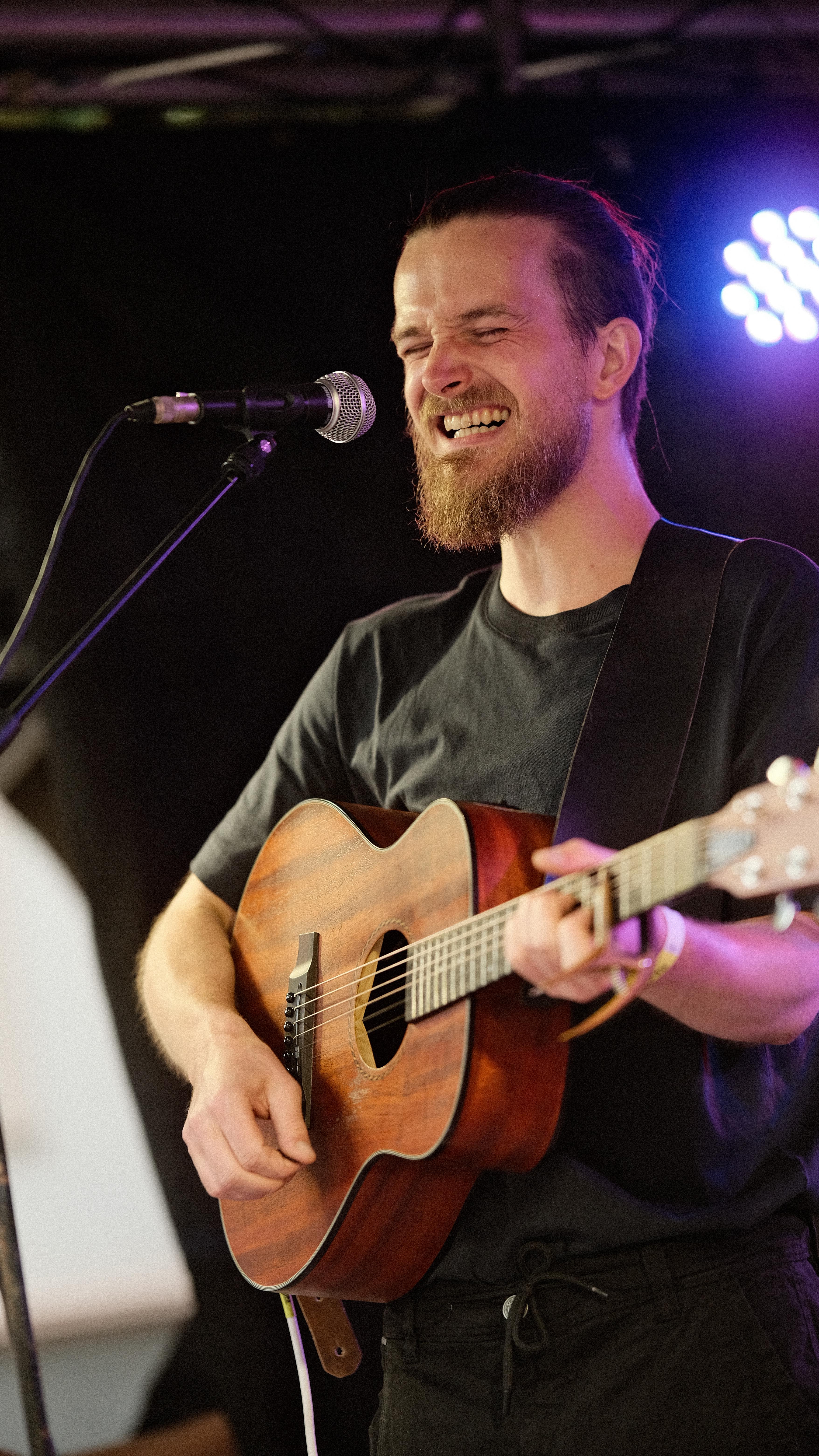 Kitchensunrise auf der Bühne am Kehrwiederturm.🗼Sommerliche Klänge, lockere Stimmung und ein Publikum, das mitgegangen ist. Wir waren filmisch und fotografisch dabei und haben den Auftritt für die Band festgehalten. 🎬📷☀️ #wallungen2025 #kitchensunrise #kehrwiederturm #videoproduction #hildesheim #hildesheimerwallungen