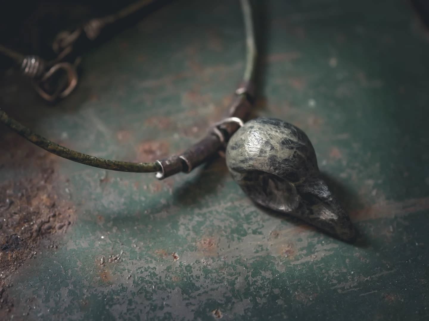 Bird-skull necklace, carved from a rock found in northern Sweden #norrland
Details and lock in sterling silver and a leather necklace.
.
#wabisabi #wabisabimaker #rockcarving #birdskull #fågelhänge #vikingjewelry