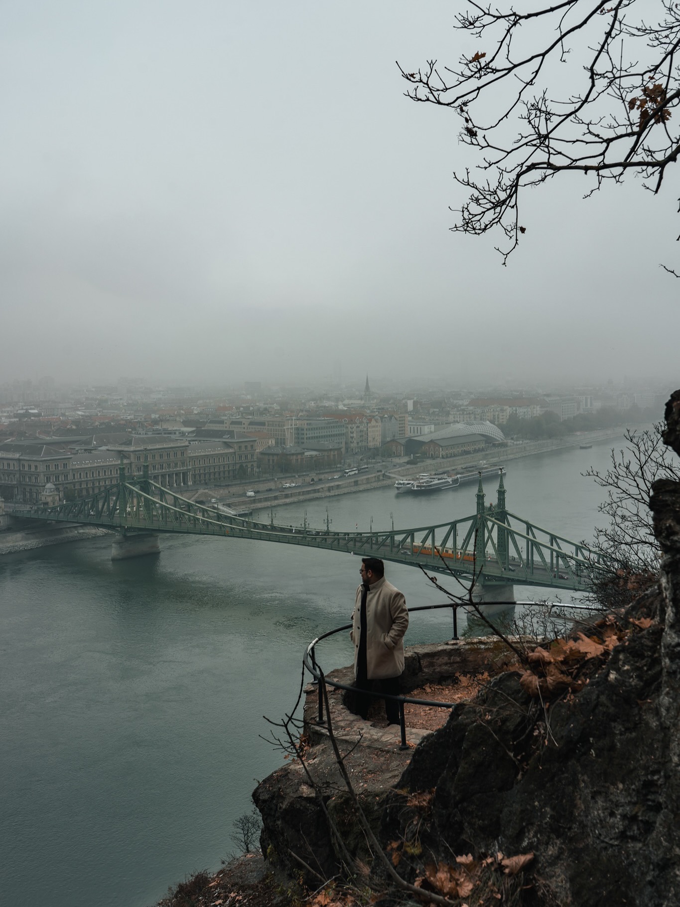 Ein Städtetrip nach Budapest lohnt sich auch im Spätherbst. Vielleicht sogar besonders dann. Im November wird es ruhiger in der Stadt. Die großen Touristenmassen sind weg. Die Straßen gehören wieder den Einheimischen.
Die Donau fließt still durch das Herz der Stadt. Morgens liegt oft Nebel über dem Wasser. Die Kettenbrücke wirkt dann fast geheimnisvoll. Auch das Burgviertel auf der Buda-Seite zeigt sich von einer anderen Seite. Weniger Trubel, mehr Atmosphäre.
Wer gern fotografiert, wird das Licht lieben. Die Sonne steht tief. Die Stadt leuchtet in warmen Tönen. Vor allem zur blauen Stunde entsteht eine besondere Stimmung.
Ein weiterer Vorteil: Die berühmten Bäder sind im November nicht überfüllt. In der Széchenyi-Therme zum Beispiel sitzt Ihr draußen im warmen Wasser, während die Luft schon kühl ist. Der Dampf steigt auf. Die Menschen spielen Schach im Becken. Es ist ruhig. Es ist anders.
Auch die Kaffeehäuser lohnen sich jetzt besonders. Drinnen ist es warm. Die Stimmung ist entspannt. Ein heißer Kakao oder ein starker Espresso passt perfekt zum Wetter draußen. Viele Cafés haben ihren ganz eigenen Charme.
Budapest im November hat auch kulturell viel zu bieten. Es gibt Konzerte, Theater, Ausstellungen. Ihr bekommt leichter Tickets. Und Ihr steht nicht überall an.
Ein Spaziergang durch das jüdische Viertel lohnt sich auch im Herbst. Oder ein Blick vom Gellértberg auf die beleuchtete Stadt. Alles ist ruhiger. Budapest wirkt vertrauter.
Im November zeigt die Stadt ihre nachdenkliche Seite. Sie ist nicht weniger schön. Nur etwas leiser. Wer genau das sucht, wird Budapest lieben.
#Budapest #Novemberreise #Städtetrip #Herbstreise #Ungarn #Donau #Kettenbrücke #SzéchenyiTherme #BudapestTipps #Reiseblog #Citytrip #FokusFernweh #Kulturreise #Europaentdecken #ReisenImHerbst #BudapestFotografie #MagischesBudapest #Weltentdecker #Reiseinspiration